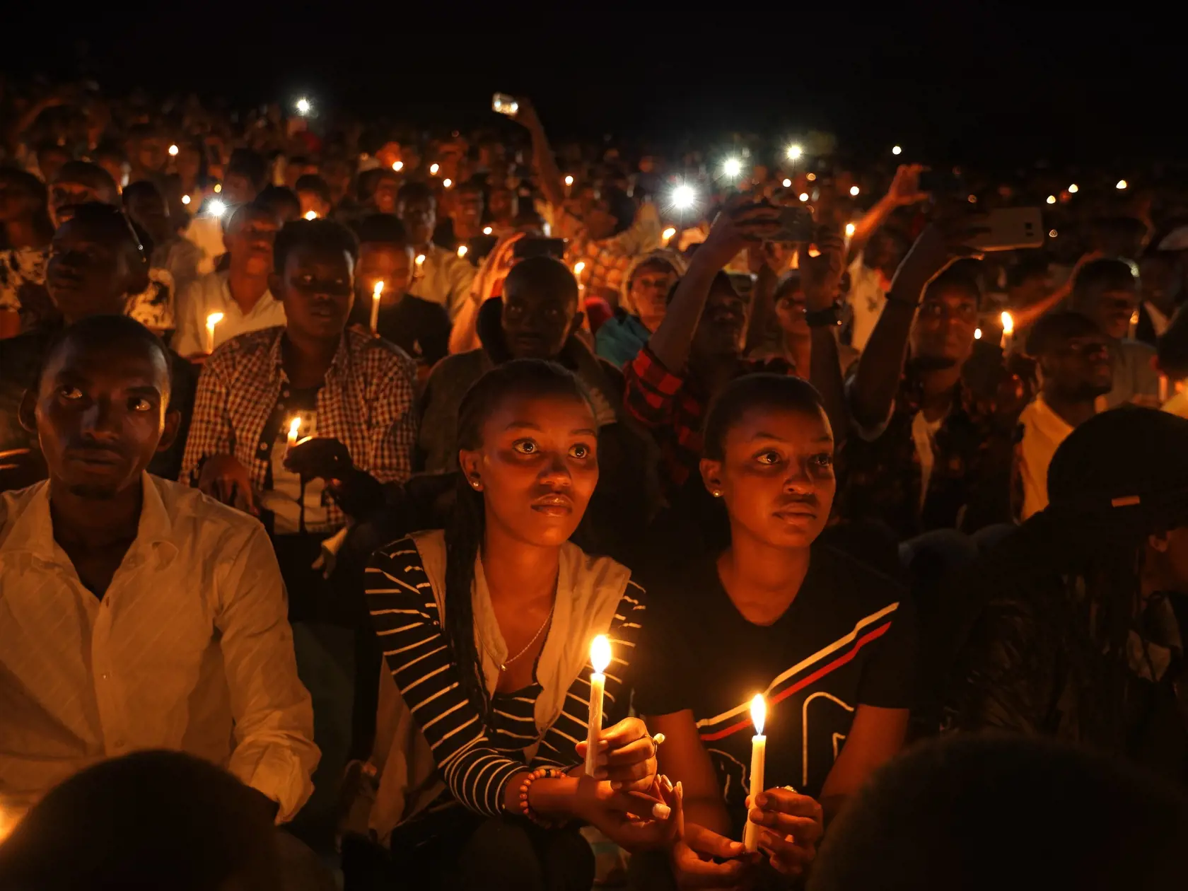 JB 11 Archív - Na archívnej snímke zo 7. apríla 2019 Rwanďania držia sviečky počas spomienkovej bohoslužby na pamiatku tých, ktorí zahynuli počas rwandskej genocídy v roku 1994, na štadióne Amahoro v Kigali. Francúzska polícia zatkla v sobotu ráno 16. mája 2020 pri Paríži najhľadanejšieho Rwanďana na svete - Feliciena Kabugu. Ide o muža podozrivého z toho, že financoval genocídu v Rwande, pri ktorej prišlo v roku 1994 o život 800.000 ľudí. Zadržanie Kabugu oznámilo v sobotu francúzske ministerst