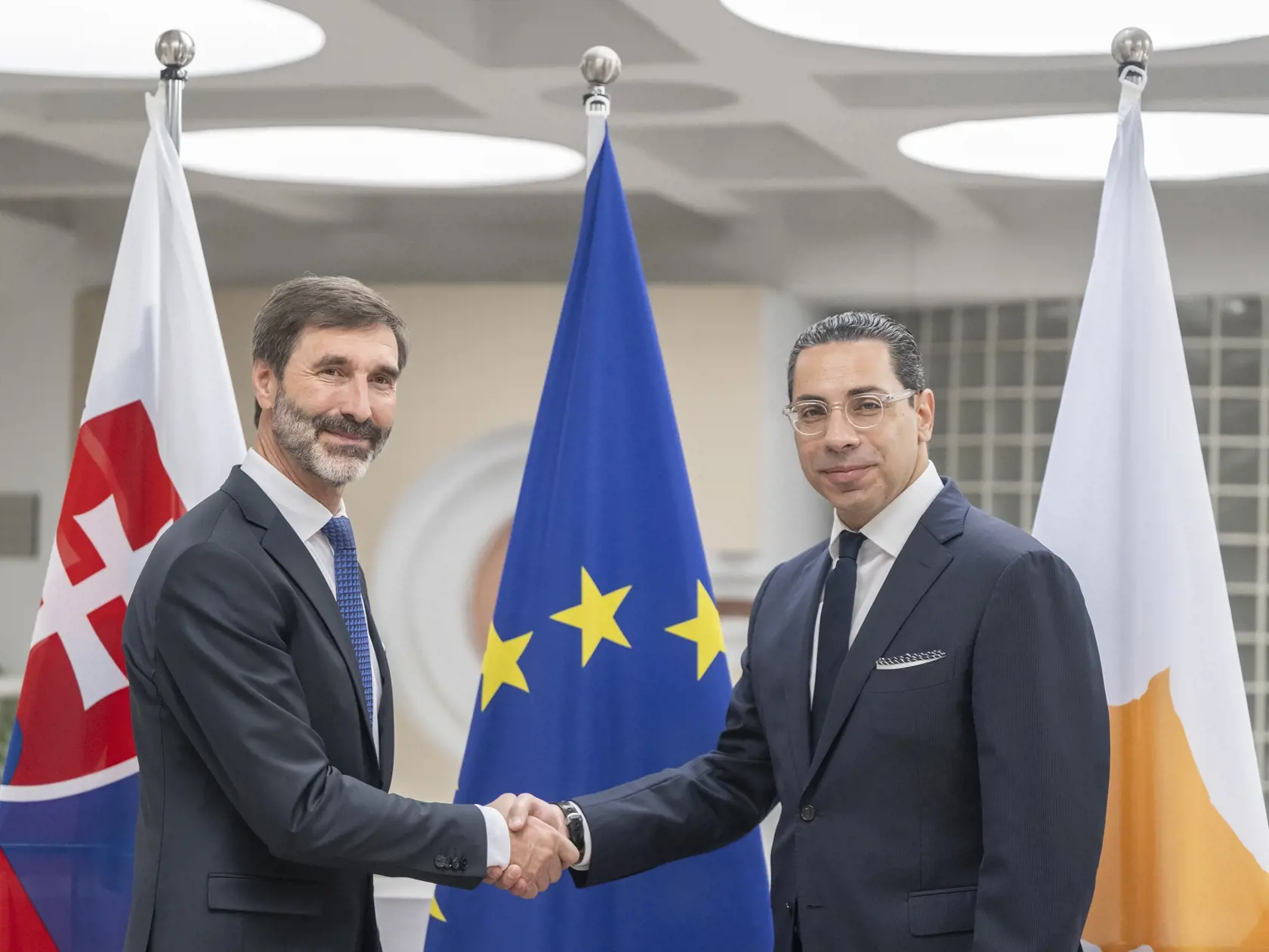 Na snímke zľava minister zahraničných vecí a európskych záležitostí (MZVEZ) SR Juraj Blanár a minister zahraničných vecí Cyperskej republiky Constantinos Kombos pózujú počas stretnutia v Nikózii vo štvrtok 9. mája 2024. Šéf slovenskej diplomacie odcestoval v stredu vo večerných hodinách na oficiálnu návštevu Cypru. Vo štvrtok  ho prijme cyperský prezident Nikos Christodoulides. V rámci pracovného programu sa šéf rezortu diplomacie stretne aj s vedením mierovej misie Organizácie Spojených národov