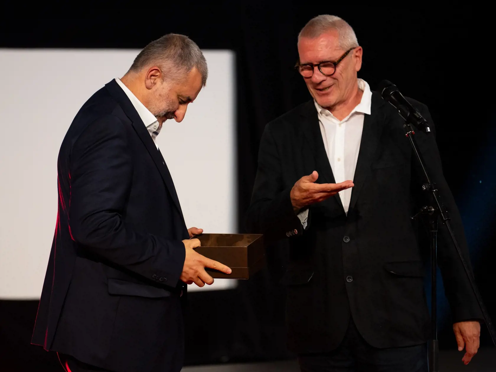 Na snímke si Zlatú kameru prevzal rumunský režisér Cristi Puiu počas otváracieho ceremoniálu 30. ročníka Medzinárodného filmového festivalu MFF Art Film Košice 2024, v Košiciach 21. júna 2024. FOTO TASR - Veronika Mihaliková