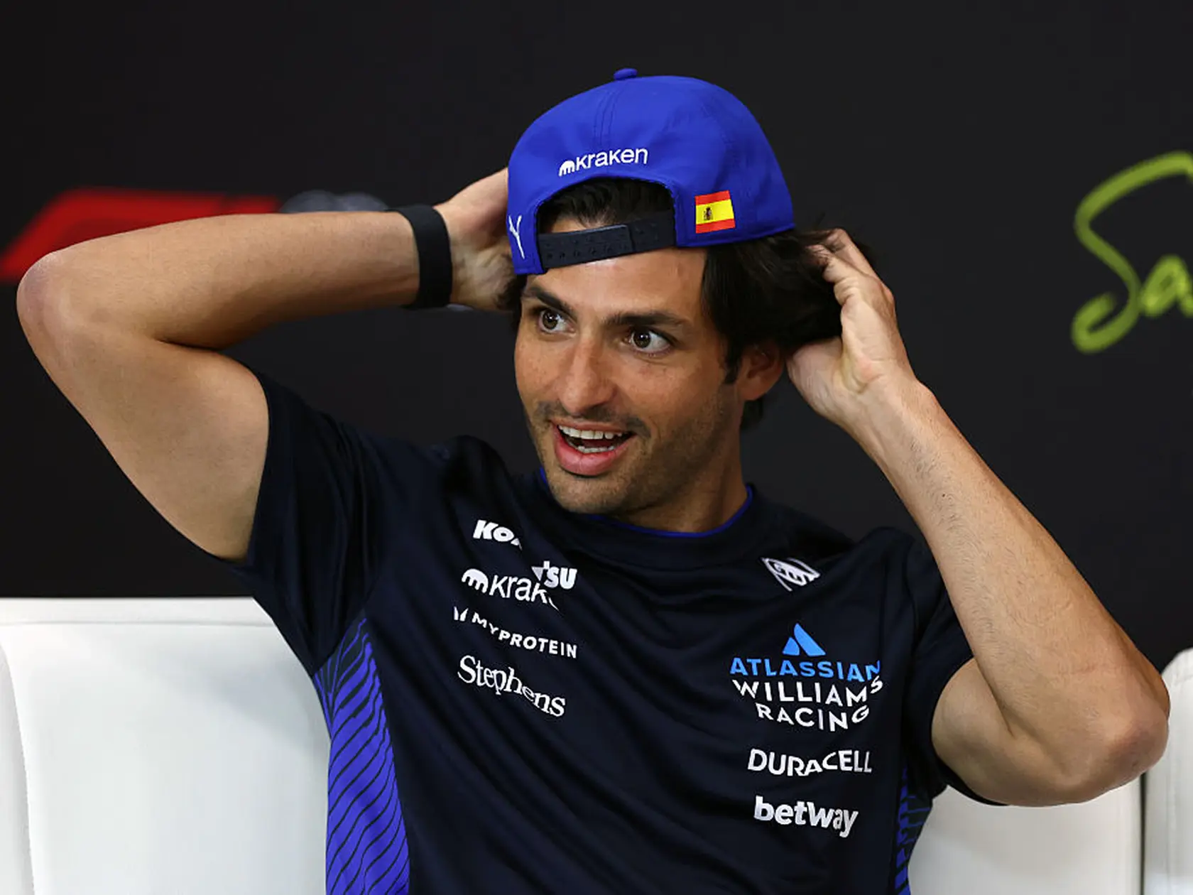 Carlos Sainz o pokute vtipkoval, to ho môže stáť ďalšie peniaze.