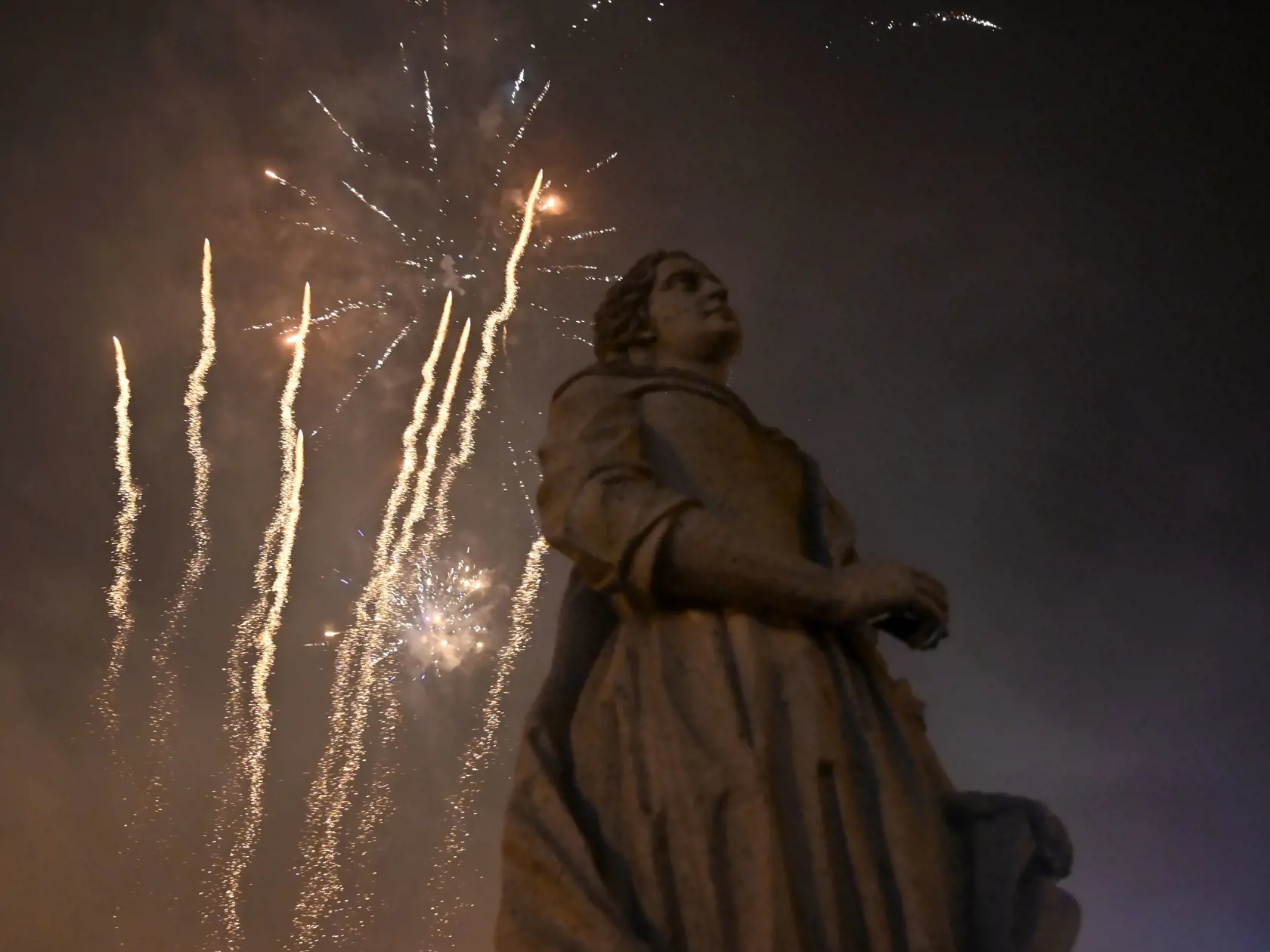 Na snímke ohňostroj exploduje počas novoročných osláv 1. januára 2024 na Hlavnej ulici v Košiciach.