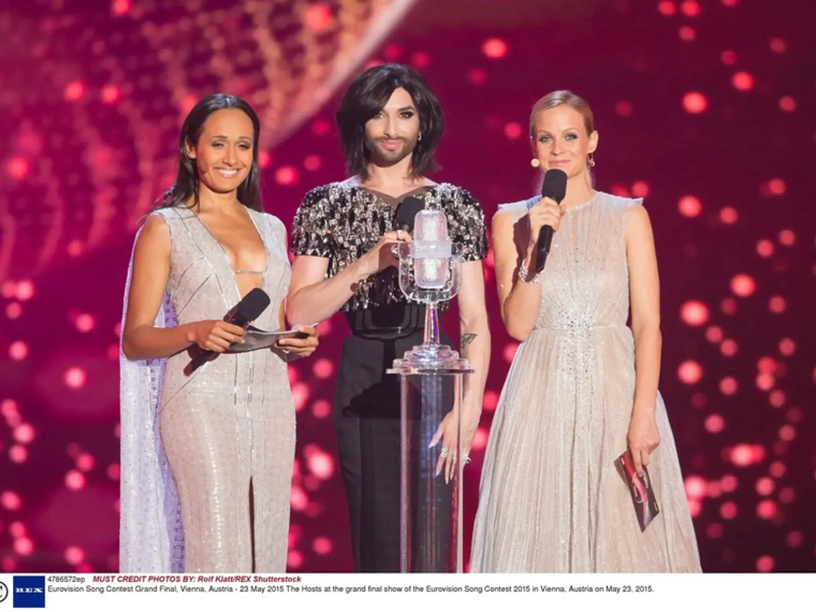 Eurovízia 2015: Aj moderátorka Alice Tumler predviedla odvážny výstrih.