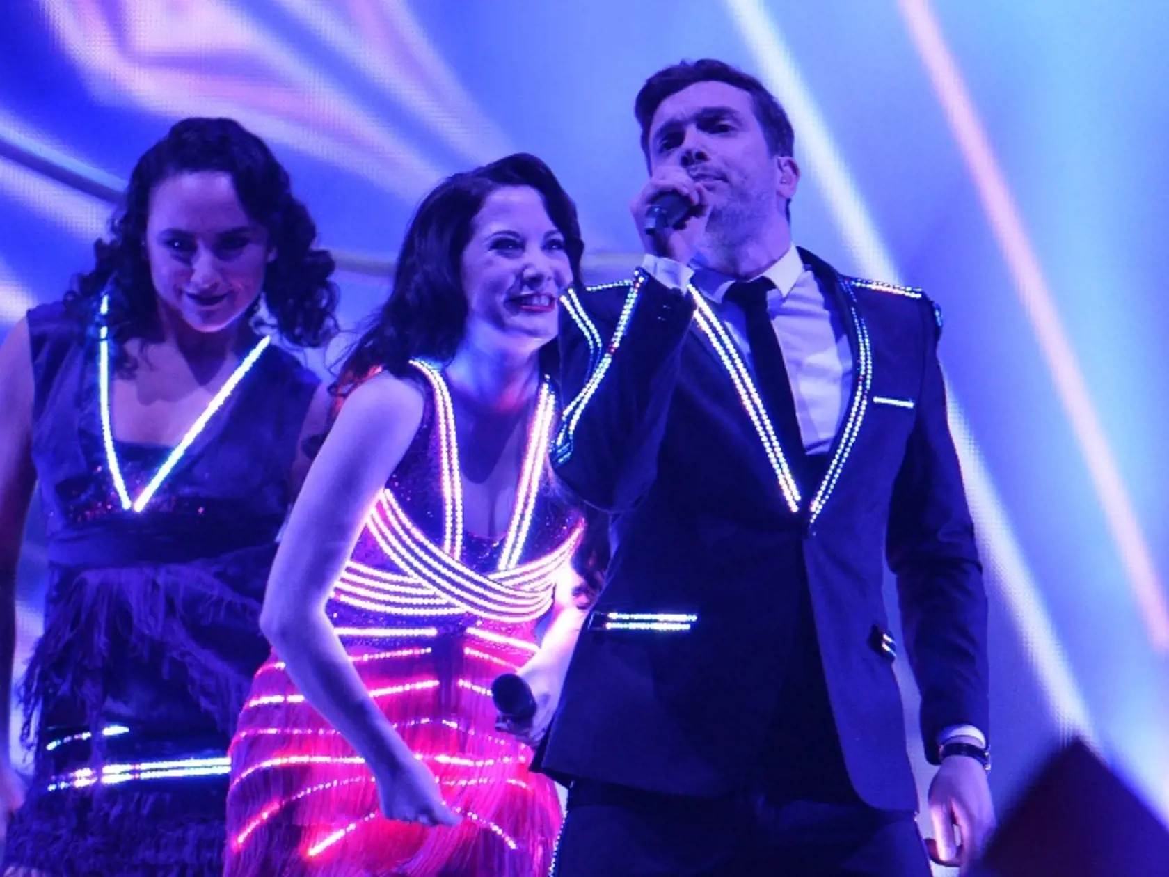 Eurovízia 2015: Briti a ich elektroswing, ktorý zaujal viac svietiacimi kostýmami ako samotnou skladbou.
