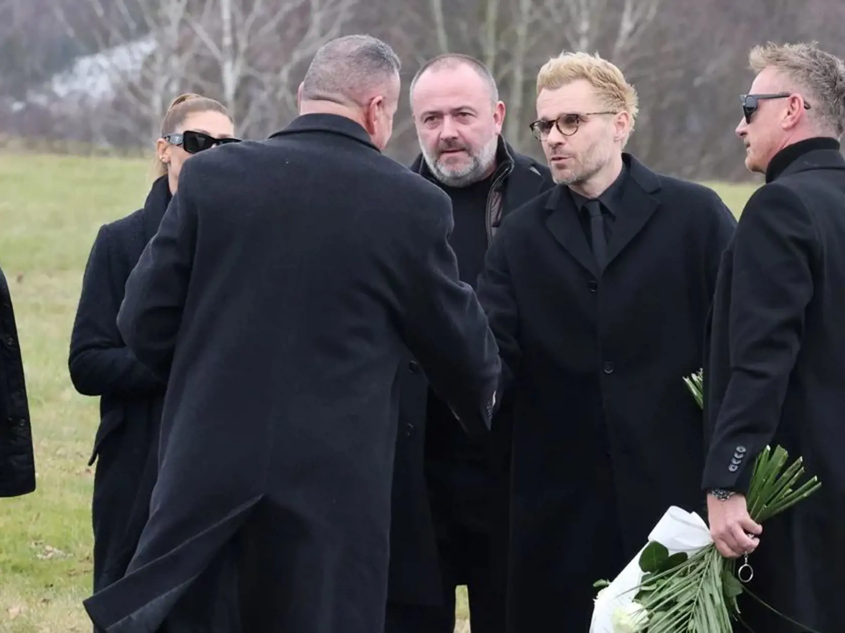 Posledná rozlúčka s Helenou Zeťovou, ktorá náhle zomrela vo veku 44 rokov. Prišiel aj Leoš Mareš. 