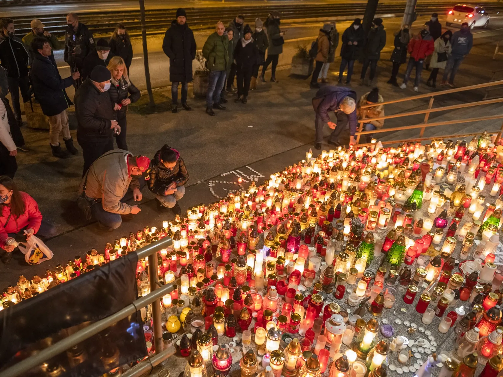 Smrť Milana Lučanského, ktorý spáchal samovraždu, si uctilo pred budovou Policajného prezídia množstvo ľudí.
