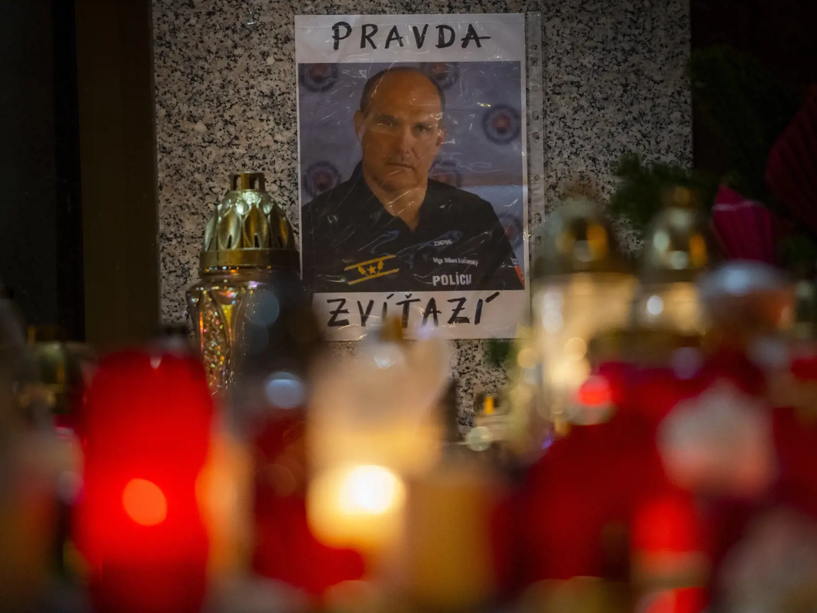 Smrť Milana Lučanského, ktorý spáchal samovraždu, si uctilo pred budovou Policajného prezídia množstvo ľudí.