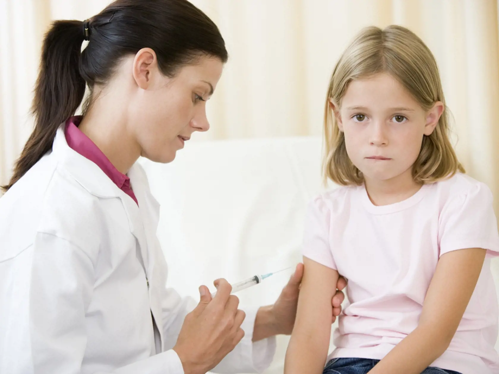 V prvej vlne chrípky má očkovacia látka proti A(H1N1) skončiť v štátnych rezervách. Až v druhej vlne by sme ju mohli dostať v lekárňach.