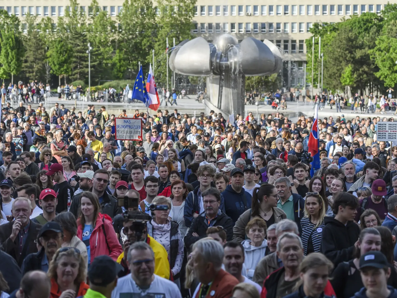 Na snímke ľudia počas protivládneho protestu hnutia Progresívne Slovensko (PS) na Námestí slobody v Bratislave 2. mája 2024. FOTO TASR - Jaroslav Novák