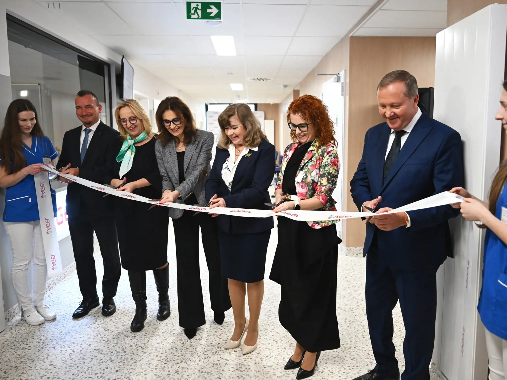 Snímka zo slávnostného otvorenia nového mamárneho centra v Nemocnici AGEL v Košiciach - Šaci 26. februára 2025. Na snímke sprava generálny riaditeľ nemocnice Agel Košice - Šaca František Sabol, Ľubica Slatina z Ligy proti rakovine, prezidentka Asociácie na ochranu práv pacientov SR Mária Lévyová, medicínska riaditeľka Agel Andrea Kalavská, prodekanka UPJŠ Želmíra Macejová a výkonný riaditeľ Agel Tomáš Lučkai. FOTO TASR – František Iván
