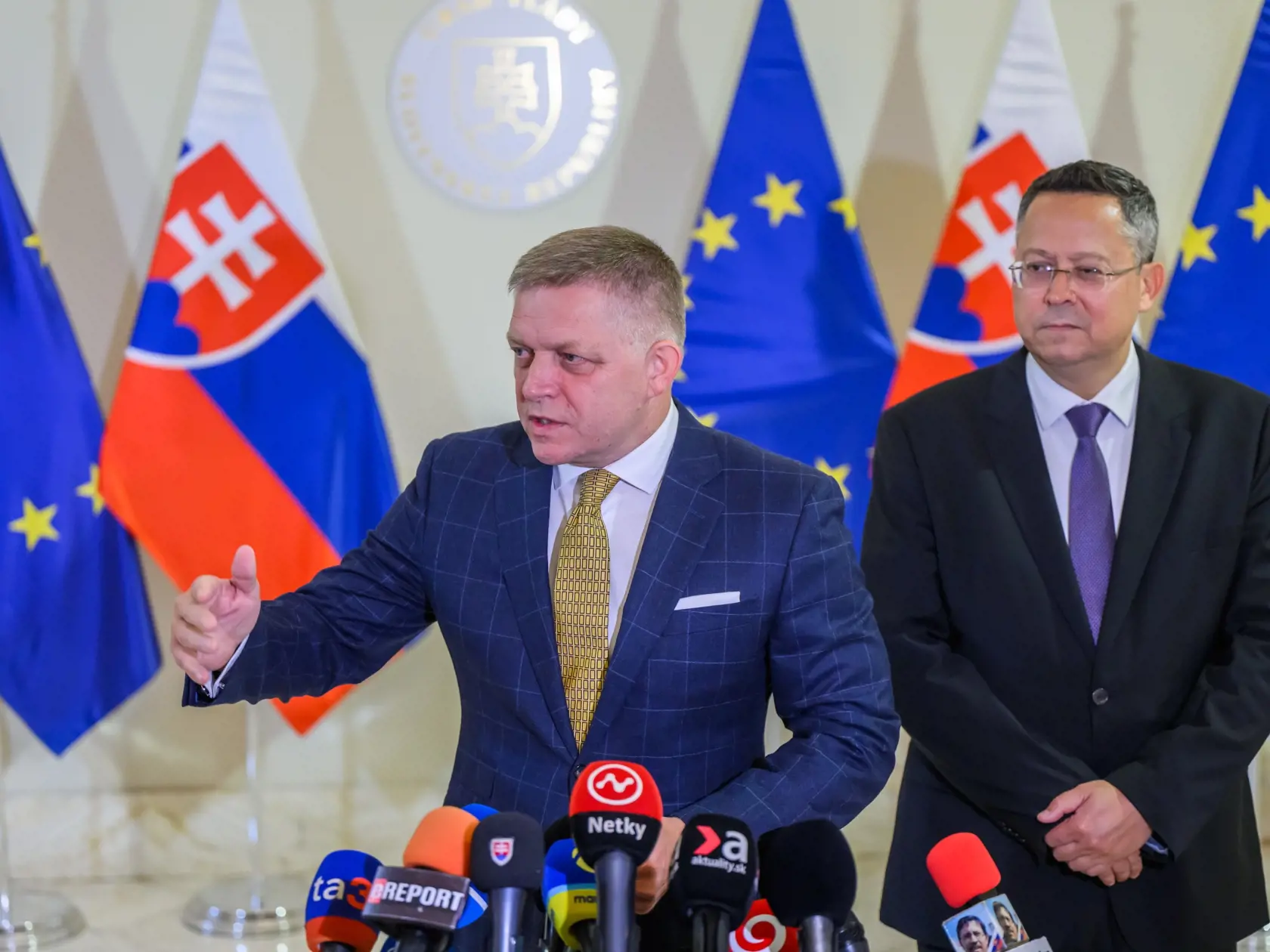 Na snímke zľava premiér Robert Fico a minister financií Ladislav Kamenický (obaja Smer-SD) sa účastnia na tlačovej konferencii po rokovaní s predsedami opozičných strán a predstaviteľmi Ministerstva financií SR o konsolidácii na Úrade vlády SR v Bratislave v utorok 24. septembra 2024. Opozičné strany KDH a Progresívne Slovensko (PS) pozvanie predsedu vlády na rokovanie o konsolidačných opatreniach prijali, Sloboda a Solidarita (SaS) ho odmietla. FOTO TASR - Jaroslav Novák