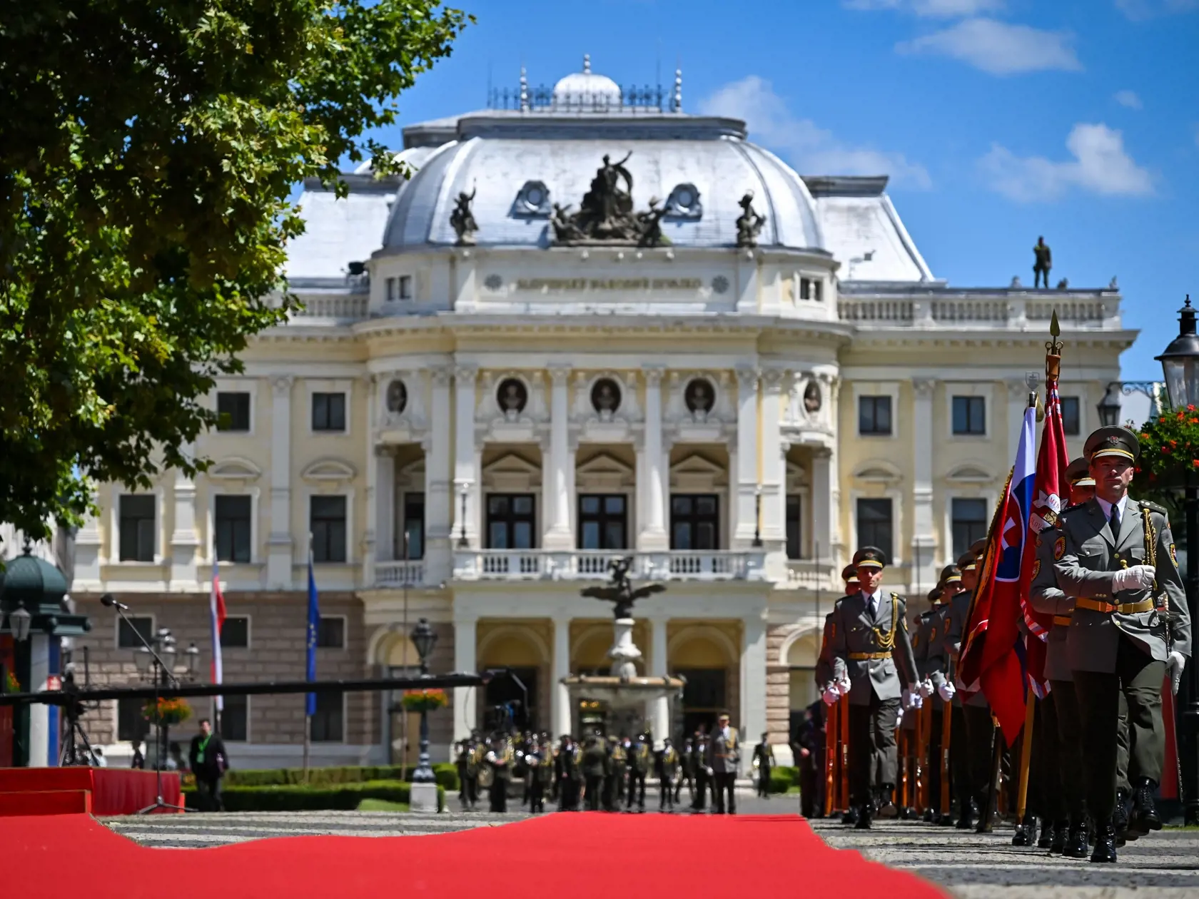 Na snímke príchod jednotiek Ozbrojených síl SR na Hviezdoslavovom námestí na prehliadku v rámci inaugurácie prezidenta SR Petra Pellegriniho 15. júna 2024 v Bratislave. FOTO TASR - Pavol Zachar