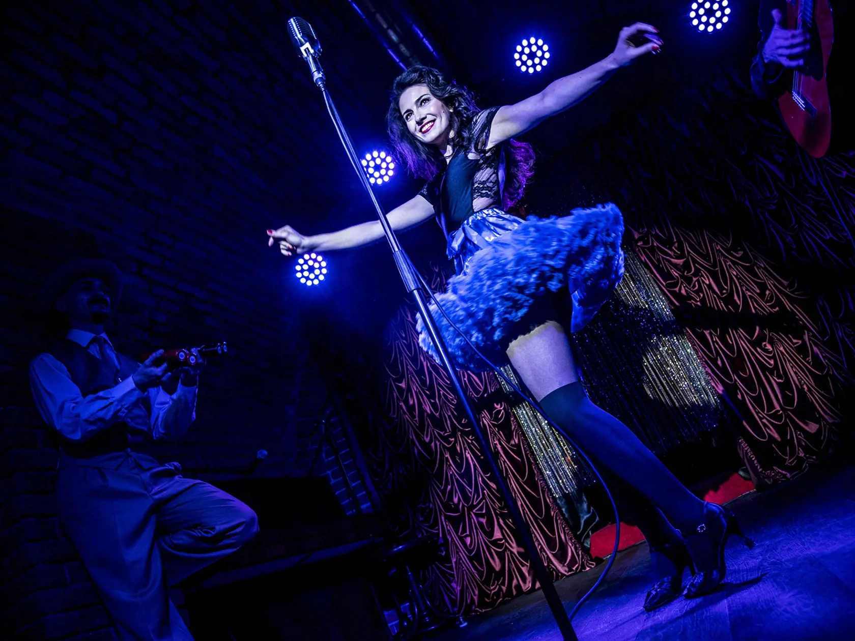 Lucia Siposová vo svojom kaberete s názvom Red Cat Cabaret.