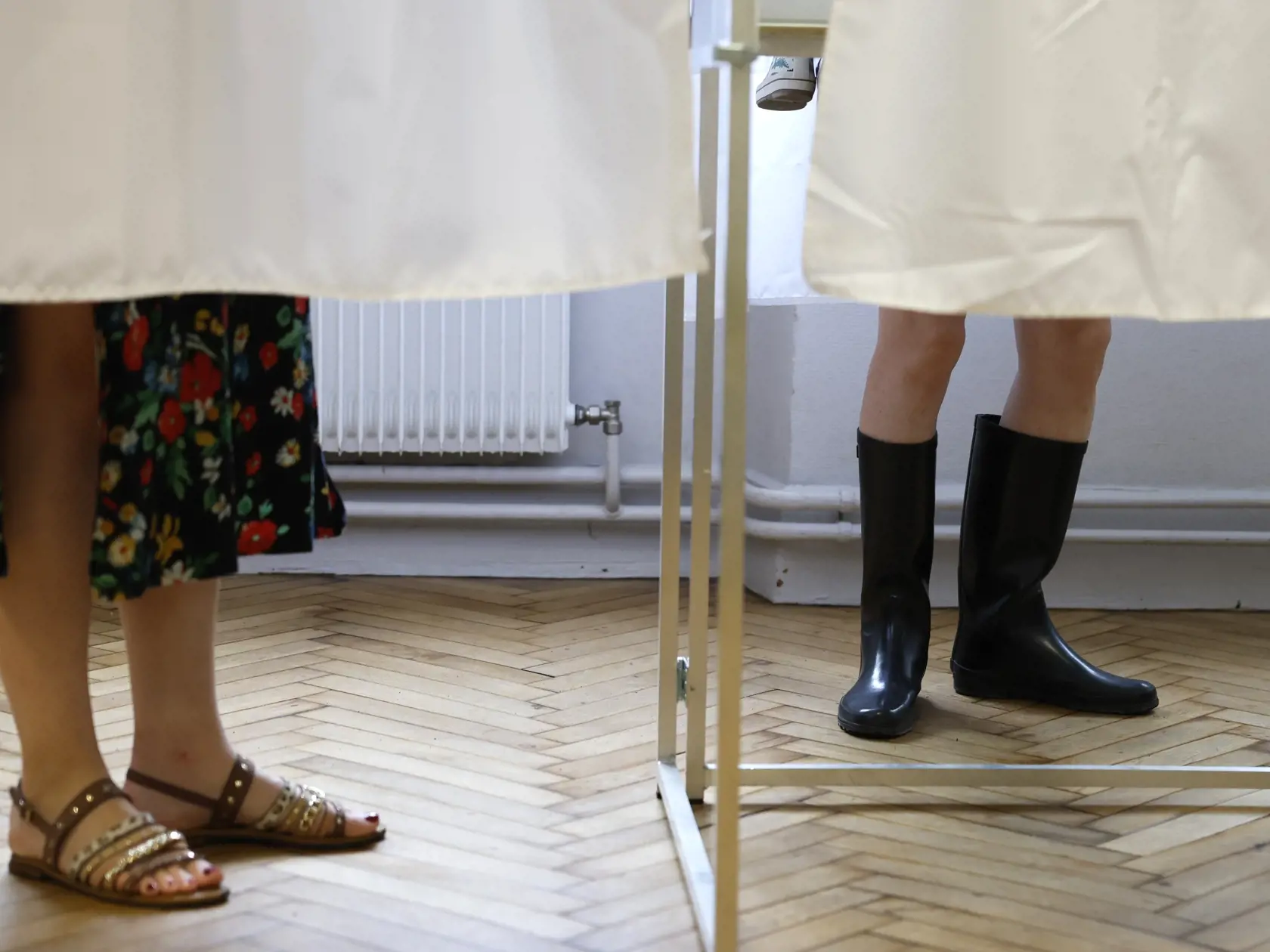 Voliči upravujú hlasovacie lístky za plentou vo volebnej miestnosti v Štrasburgu počas 1. kola predčasných parlamentných volieb vo Francúzsku v nedeľu 30. júna 2024. Predčasné voľby vyhlásil prezident Emmanuel Macron v reakcii na výsledky eurovolieb. Druhé kolo bude 7. júla.
