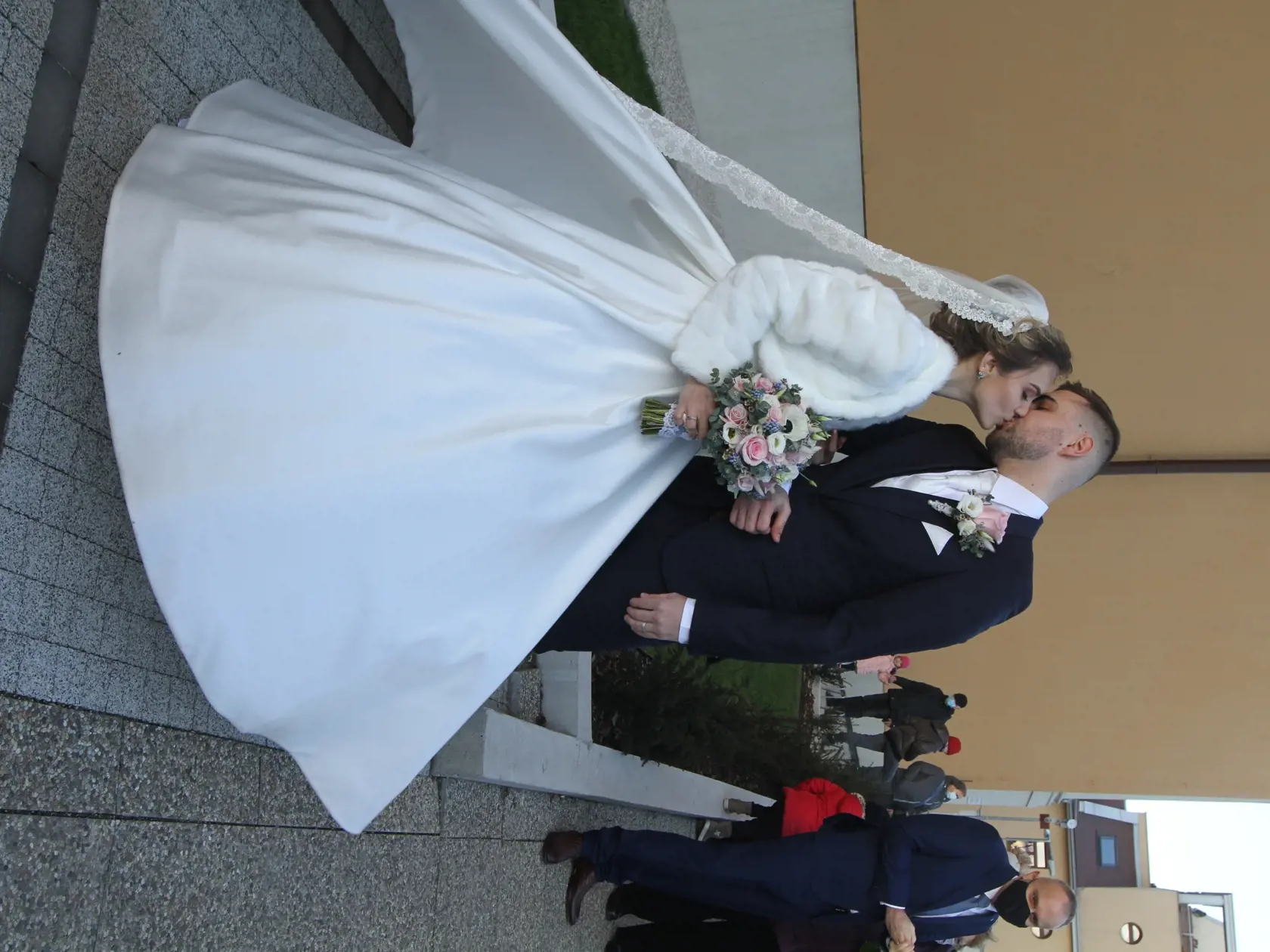 Dominika Stará má za sebou konečne svoj vysnívaný svadobný deň. V kostole Nenebovzatia Panny Márie v Šamoríne, si vzala Michala Jurenu.