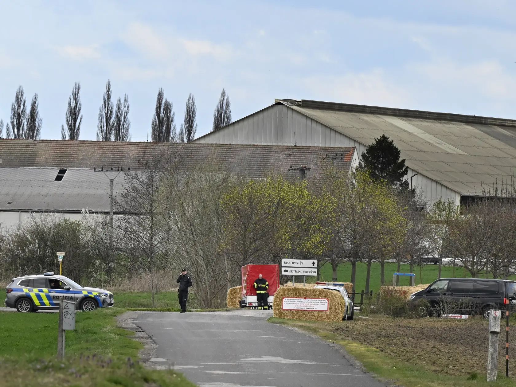 Na snímke farma v Plaveckom Štvrtku v okrese Malacky, v ktorej potvrdili výskyt slintačky a krívačky v pondelok  31. marca 2025. Výskyt slintačky a krívačky medzi dobytkom na farme v Plaveckom Štvrtku potvrdili v nedeľu (30. 3.) Tamojšia farma sa stala piatym chovom, kde sa na Slovensku nákaza vyskytla. FOTO TASR - Pavel Neubauer
