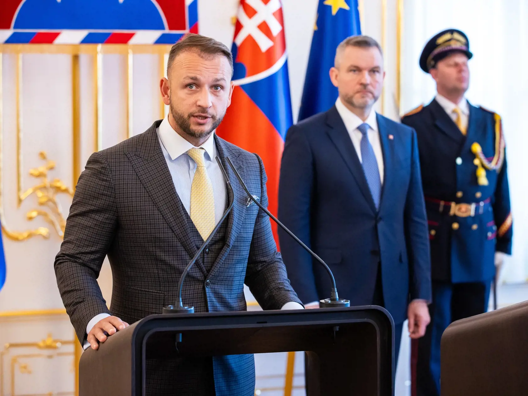 Stretnutie politických strán k zahraničnopolitickej orientácii Slovenska s prezidentom SR v prezidentskom paláci. Na snímke je minister vnútra Matúš Šutaj Eštok a prezident SR Peter Pellegrini.