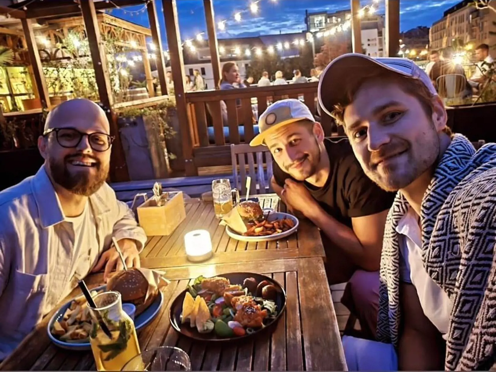 Fešáci z Dunaja Marek Rozkoš a Jakub Jablonský si vyrazili na spoločnú večeru. V takejto spoločnosti by túžila byť nejedna fanúšička seriálového hitu!