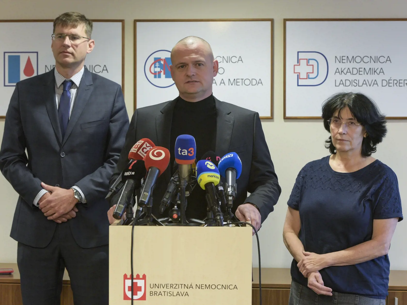 Na snímke zľava medicínsky námestník Univerzitnej nemocnice Bratislava Miroslav Tedla, riaditeľ Univerzitnej nemocnice Bratislava (UNB) Alexander Mayer, vedúca Krízového štábu Univerzitnej nemocnice Bratislava Katarína Sedláková počas tlačovej konferencie k aktuálnej situácii v Univerzitnej nemocnici Bratislava 24. novembra 2022 v Bratislave. FOTO TASR - Pavol Zachar