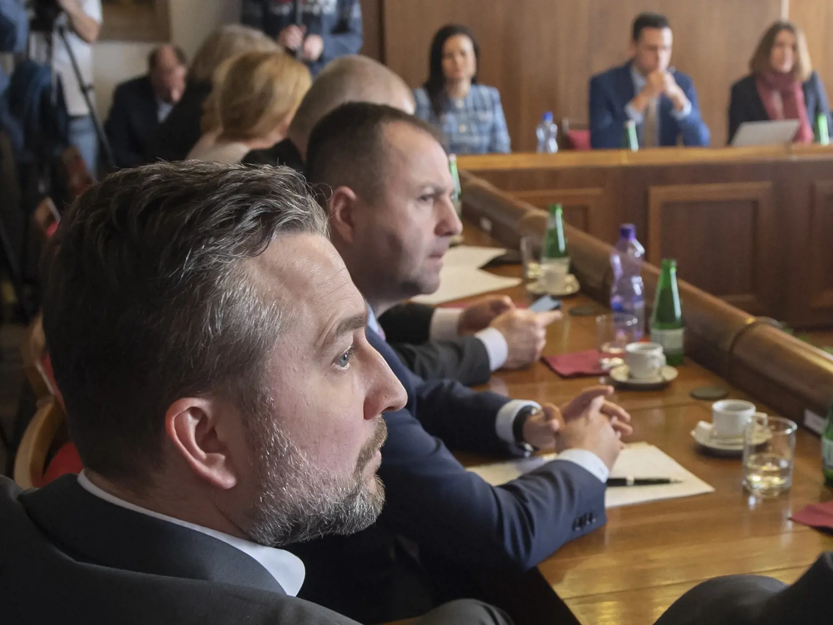 V parlamente SR sa konalo mimoriadne zasadnutie Výboru Národnej rady (NR) SR pre kultúru a médiá na tému "Verbálne ataky voči novinárom a ochrana novinárov". Na snímke poslanci NR SR v popredí Ľuboš Blaha a v pozadí Marián Kéry (obaja Smer-SD) 28. februára 2023 v Bratislave. FOTO TASR - Martin Baumann