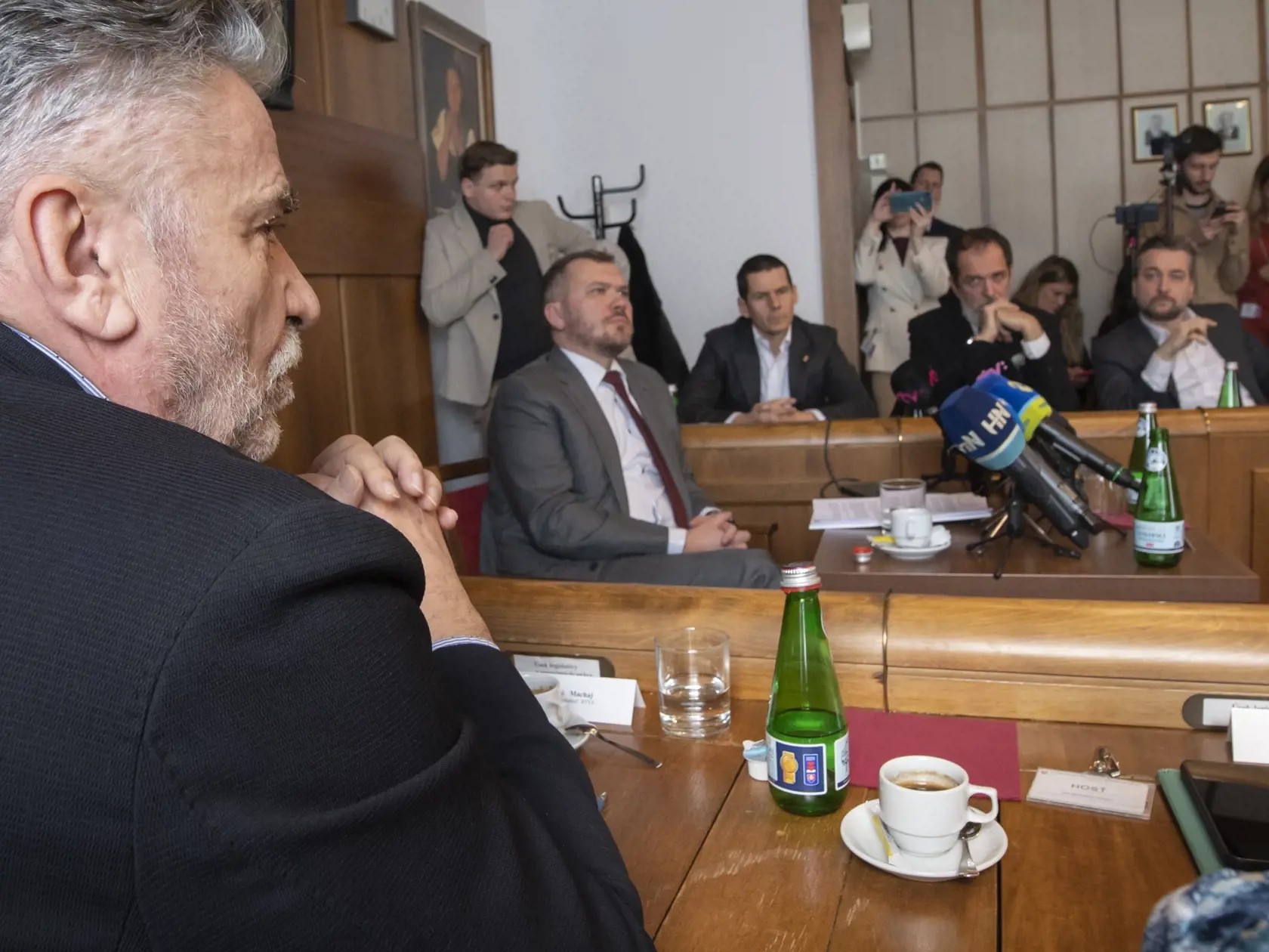 V parlamente SR sa konalo mimoriadne zasadnutie Výboru Národnej rady (NR) SR pre kultúru a médiá na tému "Verbálne ataky voči novinárom a ochrana novinárov". Na snímke generálny riaditeľ RTVS Ľuboš Machaj a v pozadí zľava minister spravodlivosti SR Viliam Karas, prezident Policajného zboru SR Štefan Hamran, štátny tajomník ministerstva kultúry SR Radoslav Kutaš a poslanec NR SR Ľuboš Blaha (Smer-SD) 28. februára 2023 v Bratislave. FOTO TASR - Martin Baumann