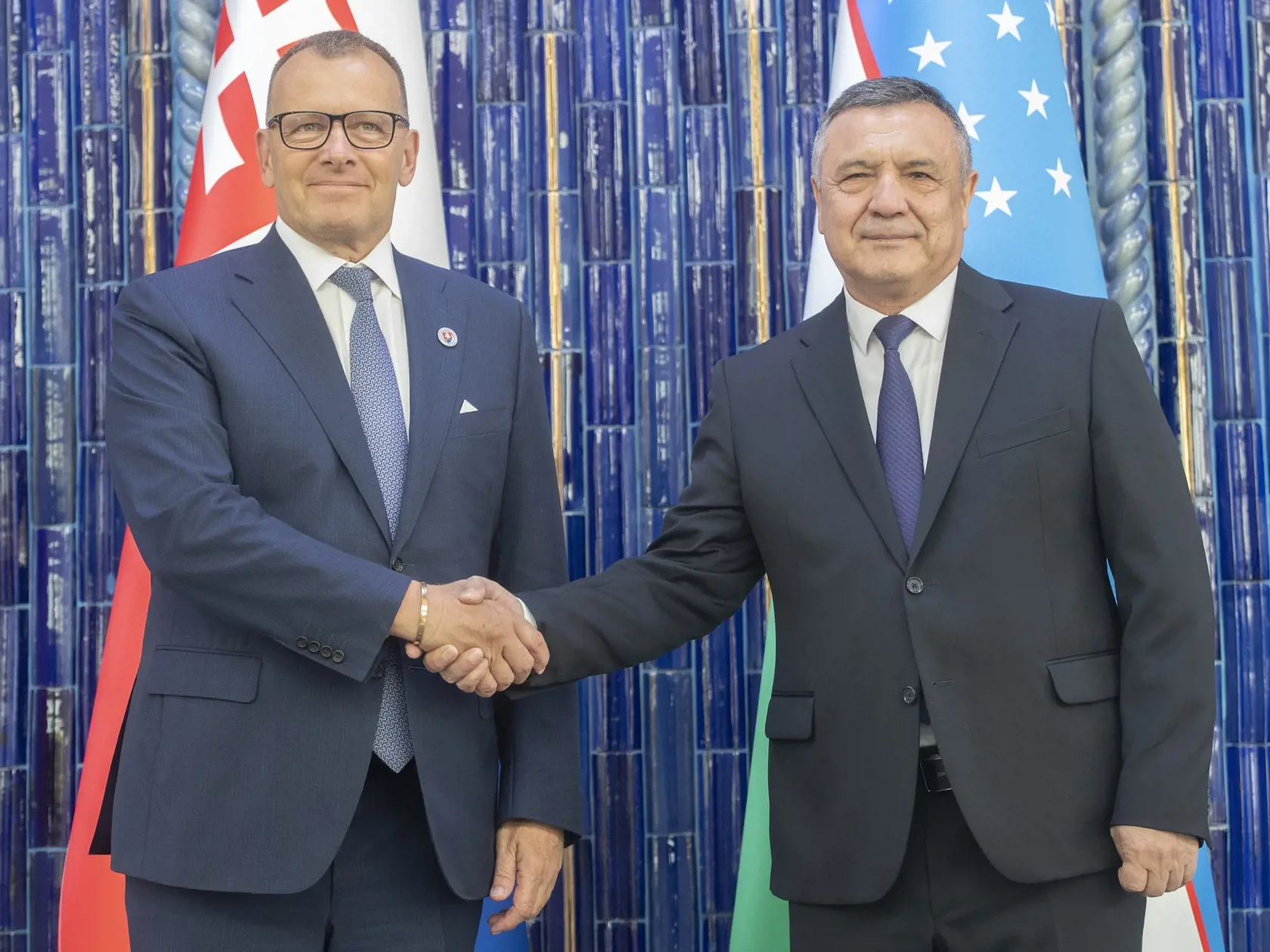 Na símke vľavo predseda NRSR Boris Kollár a vpravo predseda zákonodarnej komory Oliy Madžlis Uzbeckej republiky Nurdindžon Ismoilov počas oficiálnej návštevy predsedu parlamentu SR v Uzbekistane 17. apríla 2023 v Taškente. FOTO TASR - Martin Baumann