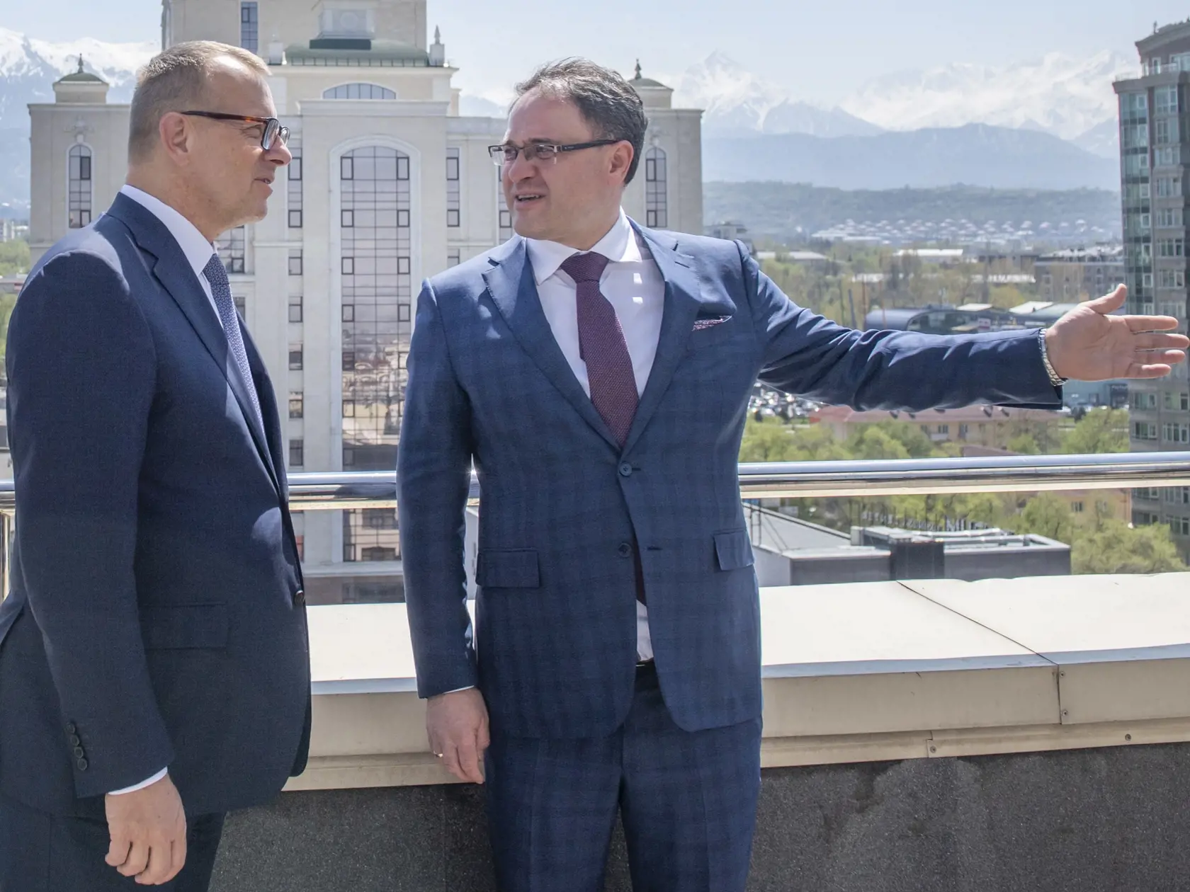 Na snímke vľavo predseda NR SR Boris Kollár v sobotu 22. apríla 2023 otvoril honorárny konzul v kazašskom meste Almaty. Vpravo námestník ministra zahraničných vecí Kazachstanu Roman Vasilenko. FOTO TASR - Martin Baumann