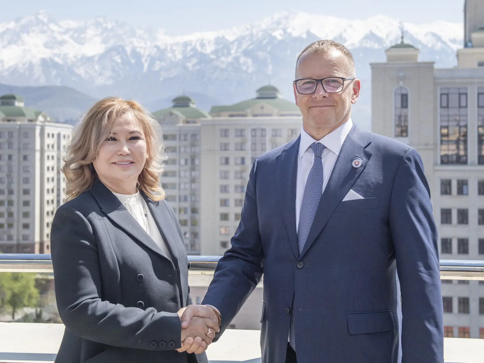 Na snímke vpravo predseda NR SR Boris Kollár a vľavo honorárna konzulka SR v Almaty Gulmira Tolganbajevová. Predseda parlamentu SR v sobotu 22. apríla 2023 otvoril honorárny konzul v kazašskom meste Almaty. FOTo TASR -  Martin Baumann