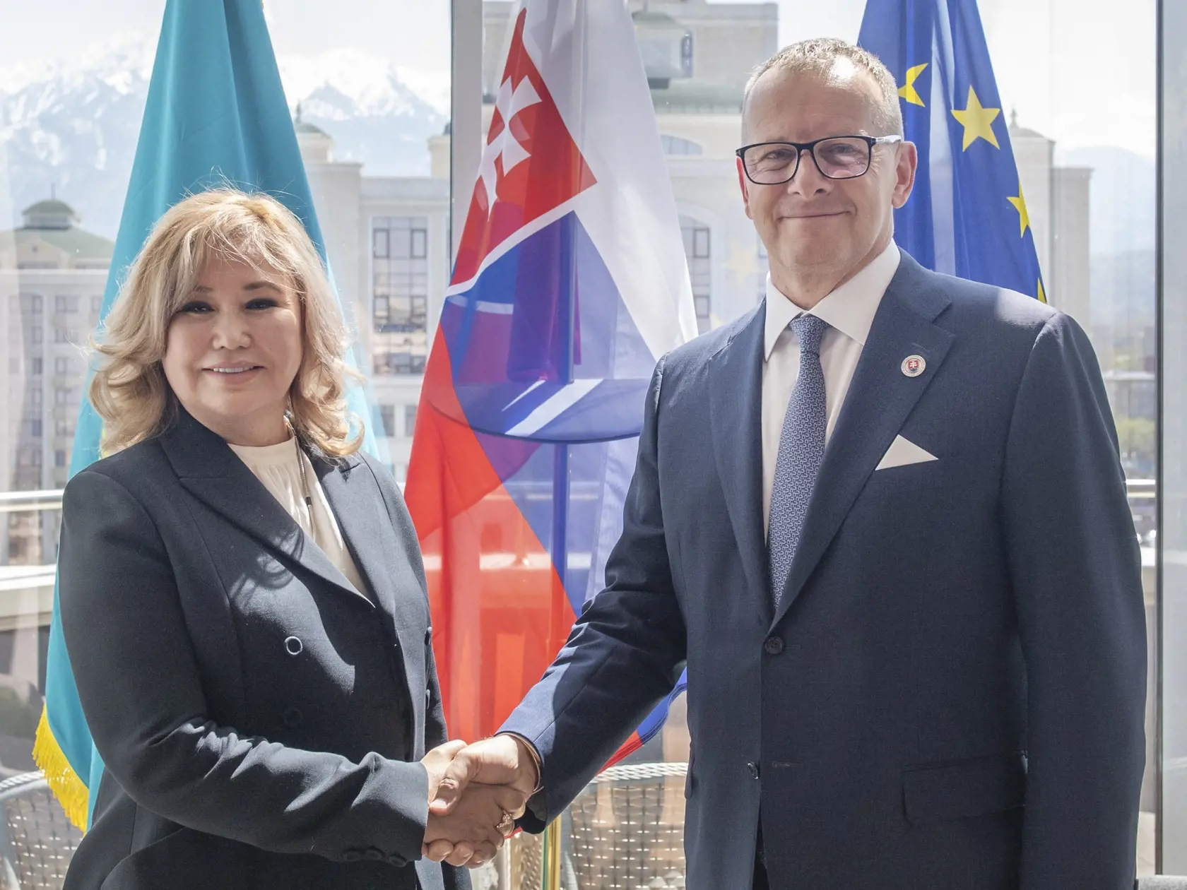 Na snímke vpravo predseda NR SR Boris Kollár a vľavo honorárna konzulka SR v Almaty Gulmira Tolganbajevová. Predseda parlamentu SR v sobotu 22. apríla 2023 otvoril honorárny konzul v kazašskom meste Almaty. FOTo TASR -  Martin Baumann