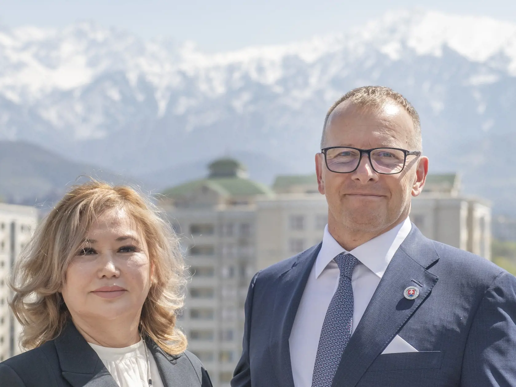 Na snímke vpravo predseda NR SR Boris Kollár a vľavo honorárna konzulka SR v Almaty Gulmira Tolganbajevová. Predseda parlamentu SR v sobotu 22. apríla 2023 otvoril honorárny konzul v kazašskom meste Almaty. FOTo TASR -  Martin Baumann