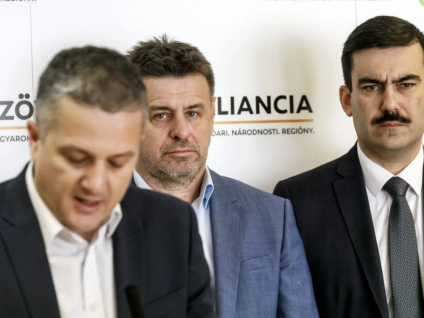 Na snímke zľava predstavitelia platformy Most-Híd strany Aliancia Konrád Rigó, László Sólymos a Attila Agócs počas tlačovej konferencie po zasadnutí predstaviteľov platformy Most-Híd strany Aliancia v Bratislave 25. marca 2023. FOTO TASR - Dano Veselský