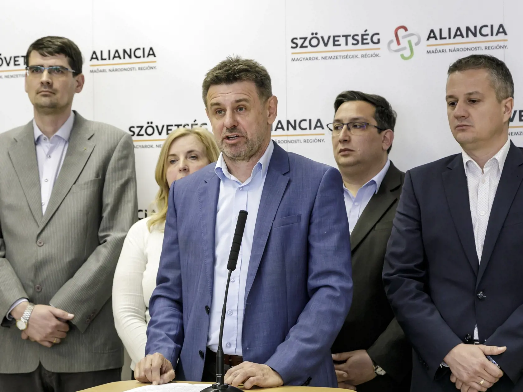 Na snímke zľava predstavitelia platformy Most-Híd strany Aliancia Peter Krajňák, Irén Sárközy, László Sólymos, Štefan Vavrek a Konrád Rigó počas tlačovej konferencie po zasadnutí predstaviteľov platformy Most-Híd strany Aliancia v Bratislave 25. marca 2023. FOTO TASR - Dano Veselský