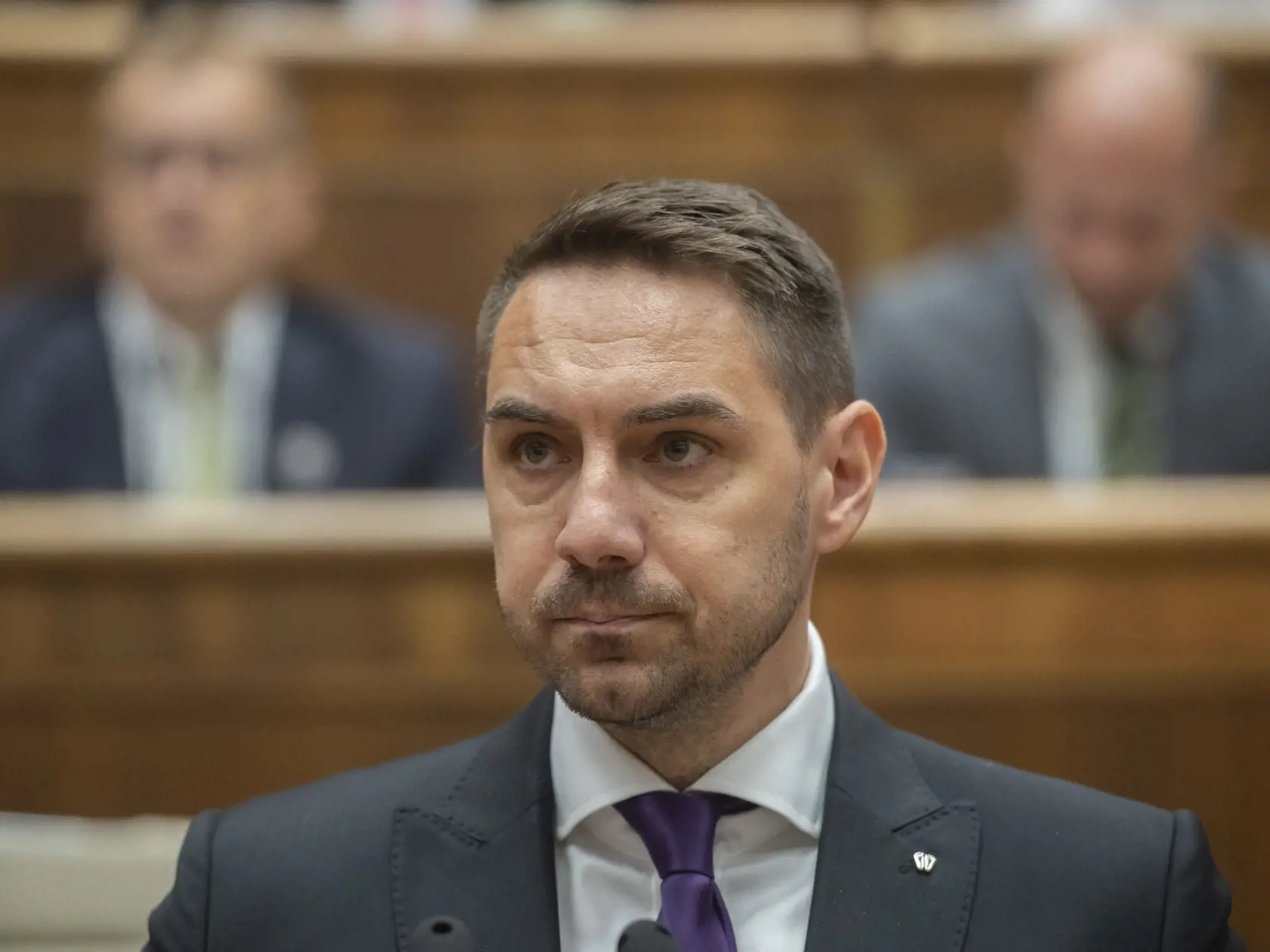 Na snímke poslanec parlamentu SR György Gyimesi (OĽaNO) počas hlasovania o financovaní voľného času dieťaťa, ktoré poslanci NR SR schválili aj po vrátení prezidentkou na 66. schôdzi NRSR 22. júna 2022 v Bratislave. Národná rada (NR) SR v stredu prelomila veto prezidentky SR Zuzany Čaputovej v prípade zákona o financovaní voľného času dieťaťa. Zákon schválilo plénum v pôvodnom znení a odmietlo pripomienky hlavy štátu. FOTO TASR - Martin Baumann 