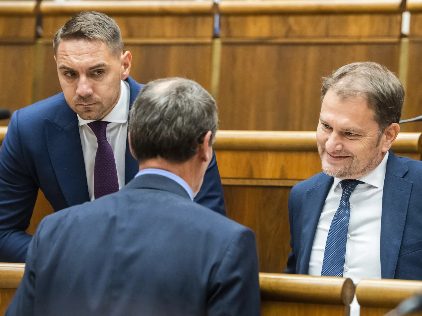 Na snímke zľava poslanci NRSR György Gyimesi (OĽaNO), Štefan Kuffa (nezaradený) a podpredseda vlády a minister financií SR Igor Matovič (OĽaNO) počas 73. schôdze NRSR o odvolaní ministra financií SR Igora Matoviča v Bratislave 28. septembra 2022. FOTO TASR - Jaroslav Novák