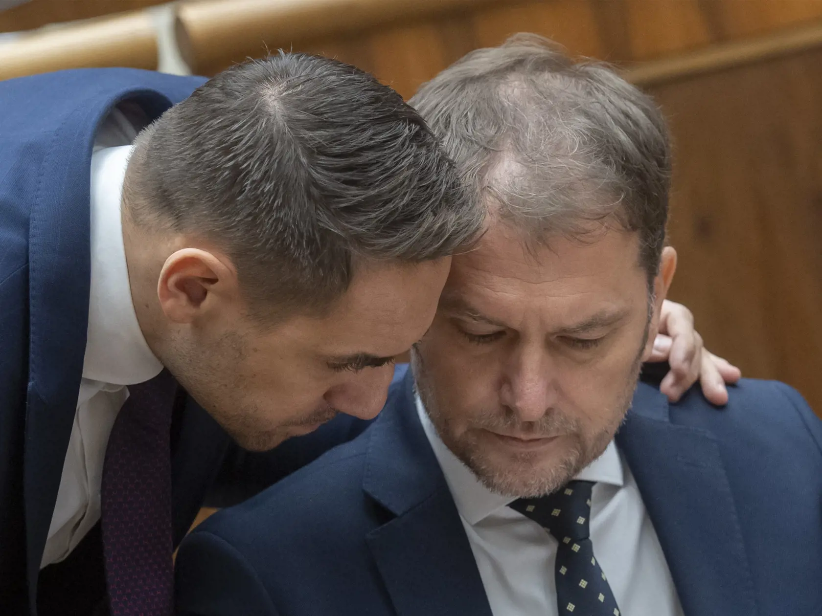 Na snímke vpravo minister financií SR Igor Matovič a vľavo poslanec NR SR György Gyimesi (obaja OĽaNO) počas 78. schôdze NR SR 6. decembra 2022 v Bratislave. FOTO TASR - Martin Baumann