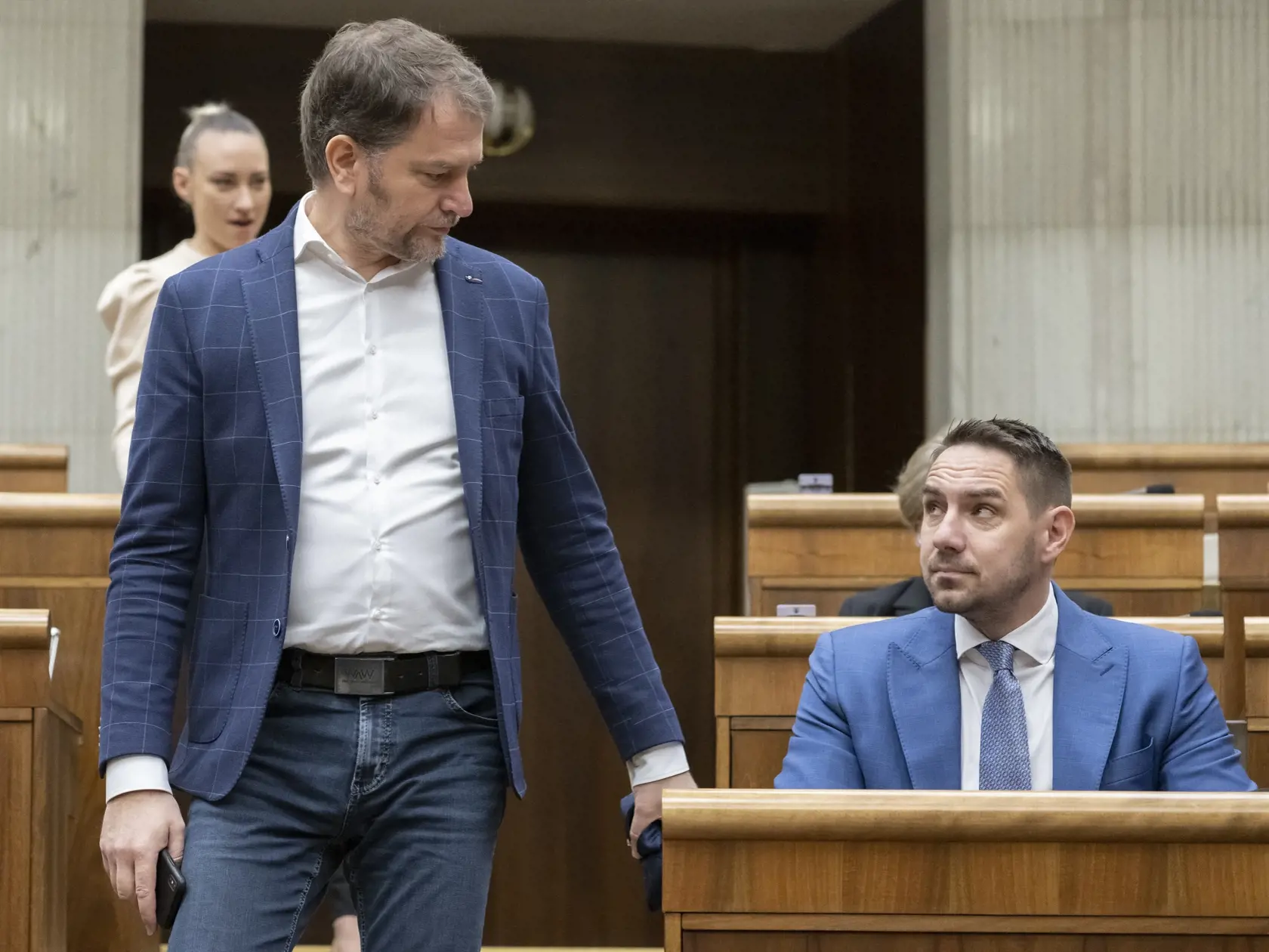 Na snímke poslanci NRSR vľavo Igor Matovič a vpravo György Gyimesi (obaja OĽaNO) po neúspešnom hlasovaní o uznášaniaschopnosti parlamentu SR k otvoreniu 87. mimoriadnej schôdze Národnej rady SR o dodaní slovenských stíhačiek Mig-29 na Ukrajinu a skoršom termíne predčasných volieb v Bratislave 28. februára 2023. Poslanci Národnej rady (NR) SR neboli v utorok ráno uznášaniaschopní. Predseda parlamentu Boris Kollár (Sme rodina) preto vyhlásil hodinovú prestávku. Následne sa parlament opäť pokúsi ot