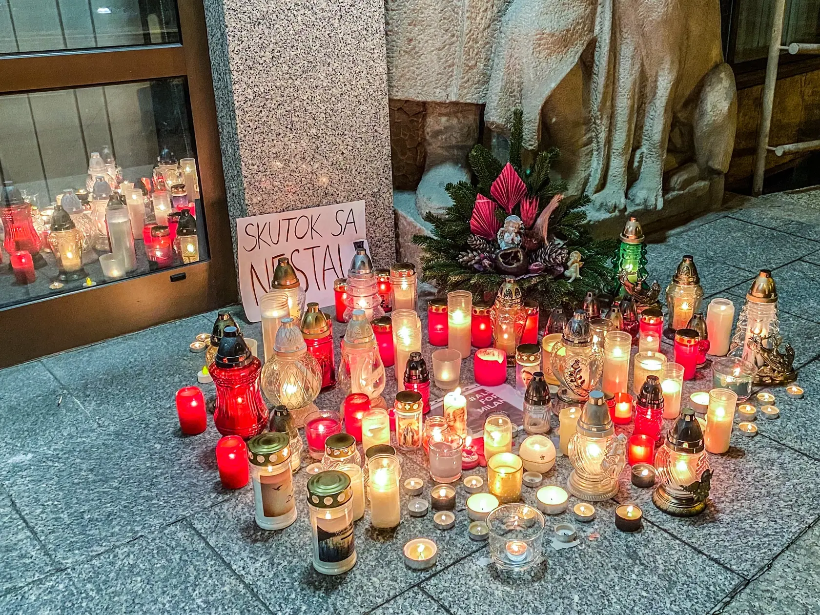 Milan Lučanský - Horiace sviečky pred Policajným prezídiom na Račianskej ulici v Bratislave na pamiatku Milana Lučanského.