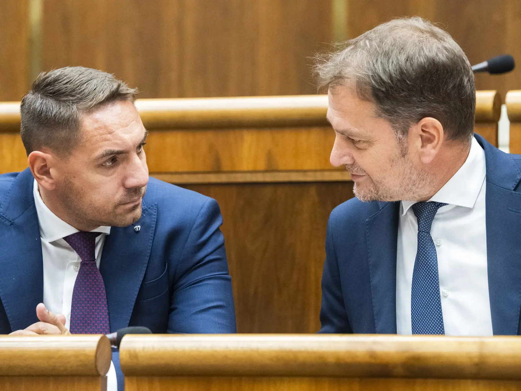 Na snímke zľava poslanec NRSR György Gyimesi (OĽaNO) a podpredseda vlády a minister financií SR Igor Matovič (OĽaNO) počas 73. schôdze NRSR o odvolaní ministra financií SR Igora Matoviča v Bratislave 28. septembra 2022. FOTO TASR - Jaroslav Novák