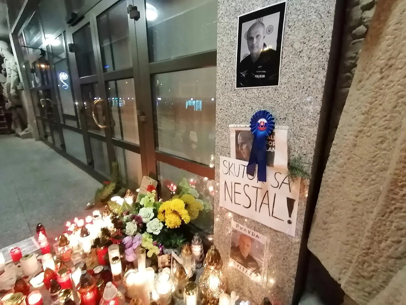Pred budovou policajného prezídia vzniklo pietne miesto Milana Lučanského. Ľudia sa pristavujú, zapaľujú sviečky, na mieste sa dokonca ozývajú aj nespokojné hlasy, ktoré žiadajú prešetrenie jeho tragickej smrti.