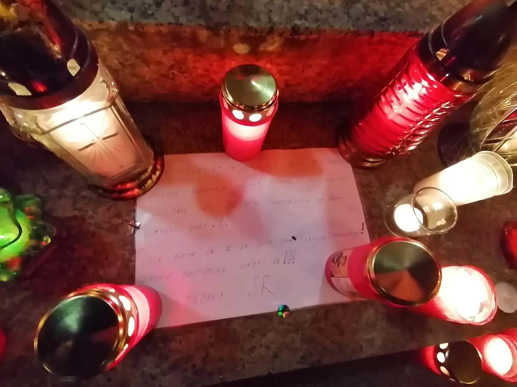 Pred budovou policajného prezídia vzniklo pietne miesto Milana Lučanského. Ľudia sa pristavujú, zapaľujú sviečky, na mieste sa dokonca ozývajú aj nespokojné hlasy, ktoré žiadajú prešetrenie jeho tragickej smrti.