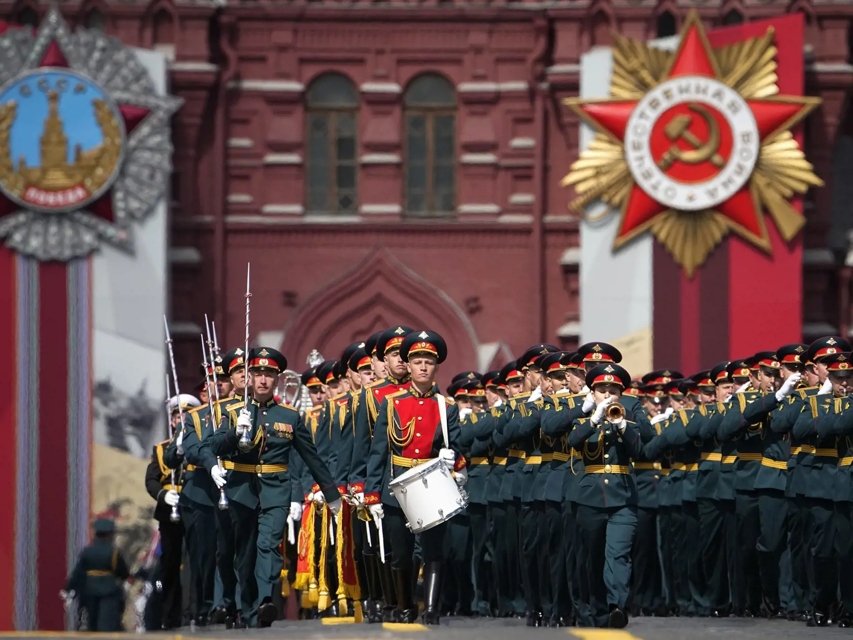 Ruský armádny orchester pochoduje po vojenskej prehliadke pri príležitosti 77. výročia víťazstva nad nacistickým Nemeckom v druhej svetovej vojne v Moskve v pondelok 9. mája 2022.