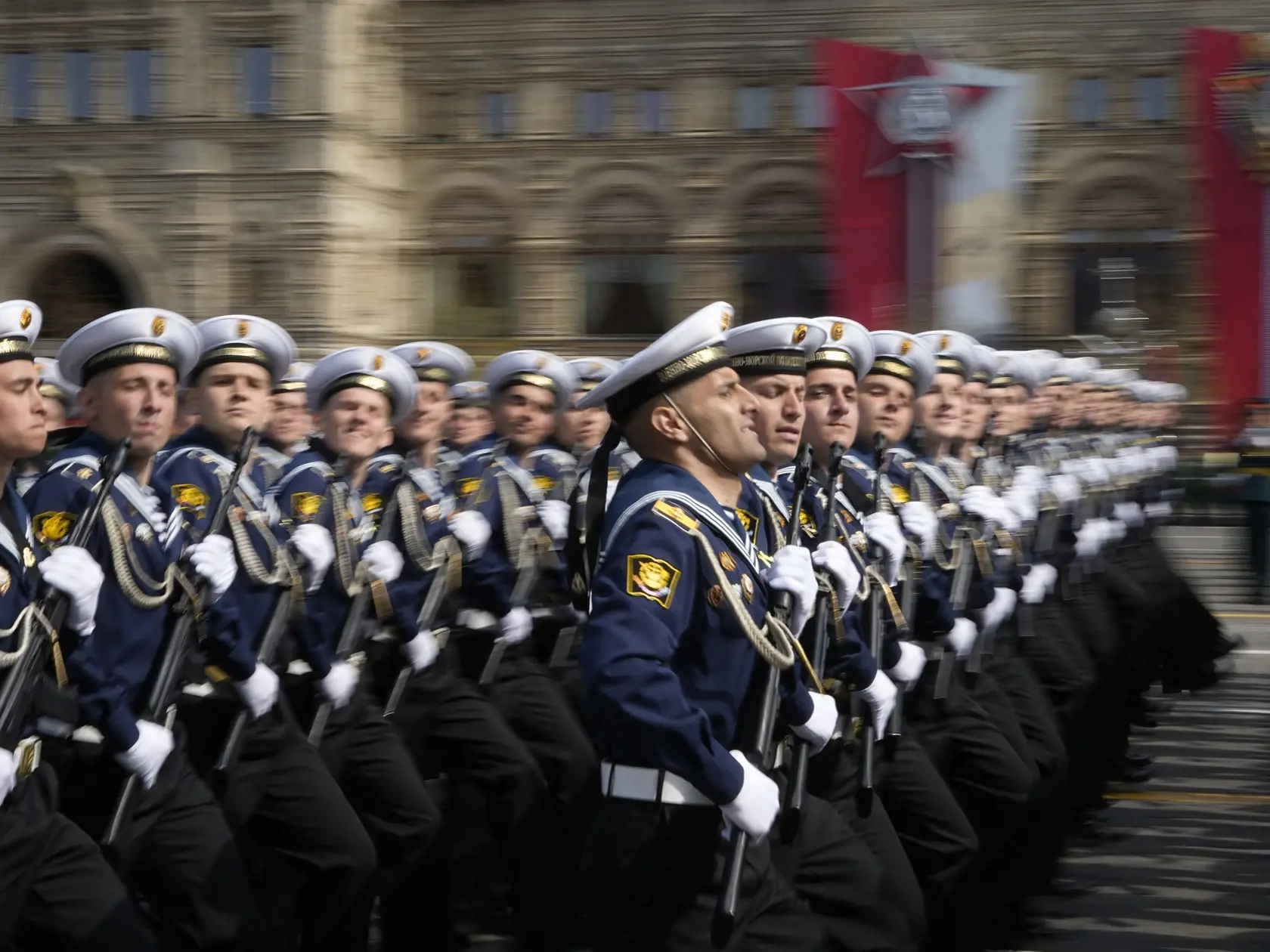 Ruská námorné jednotky pochodujú počas nácviku vojenskej prehliadky ku Dňu víťazstva nad fašizmom v Moskve v sobotu 7. mája 2022.