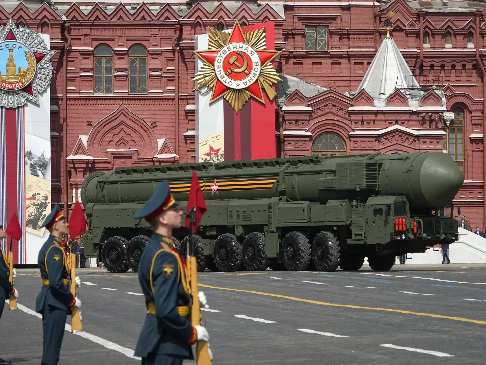 Ruská medzikontinentálna balistická raketa RS-24 Yars počas nácviku vojenskej prehliadky ku Dňu víťazstva nad fašizmom na Červenom námestí v Moskve v sobotu 7. mája 2022. V