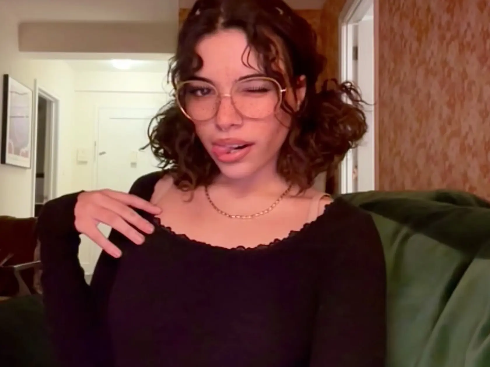 Dcéra speváka Davida Bowieho a modelky Iman. Krásu zdedila po mame, talent po otcovi.