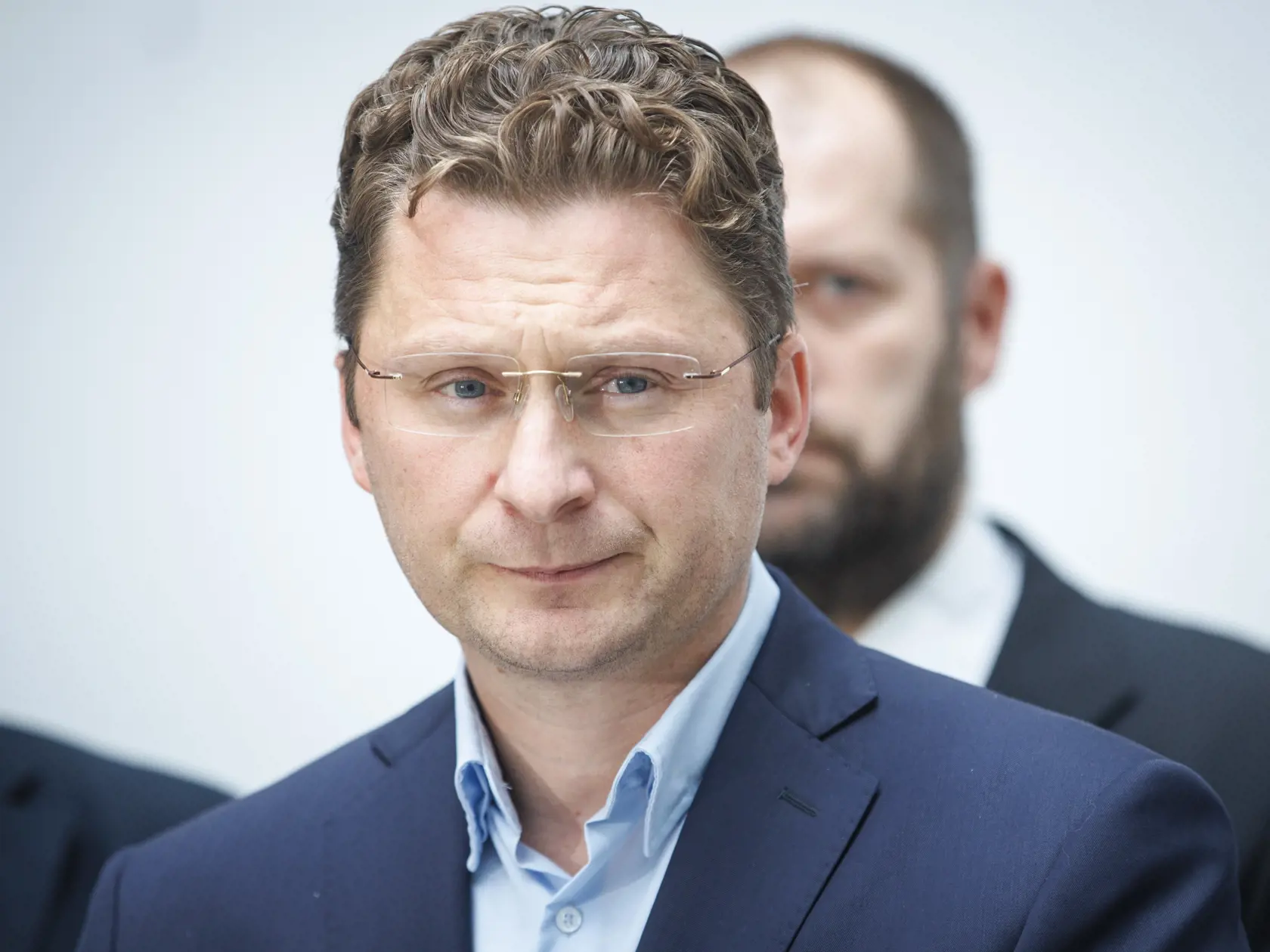Predseda Lekárskeho odborového združenia (LOZ) Peter Visolajský oznámil, že viac ako 2 700 lekárov z približne 34 nemocníc ide v týchto dňoch podať výpovede, k čomu ich podľa jeho slov dotlačila nečinnosť slovenskej vlády.