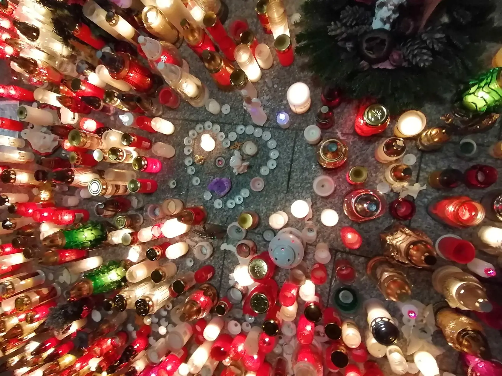 Pred budovou policajného prezídia vzniklo pietne miesto Milana Lučanského. Ľudia sa pristavujú, zapaľujú sviečky, na mieste sa dokonca ozývajú aj nespokojné hlasy, ktoré žiadajú prešetrenie jeho tragickej smrti.