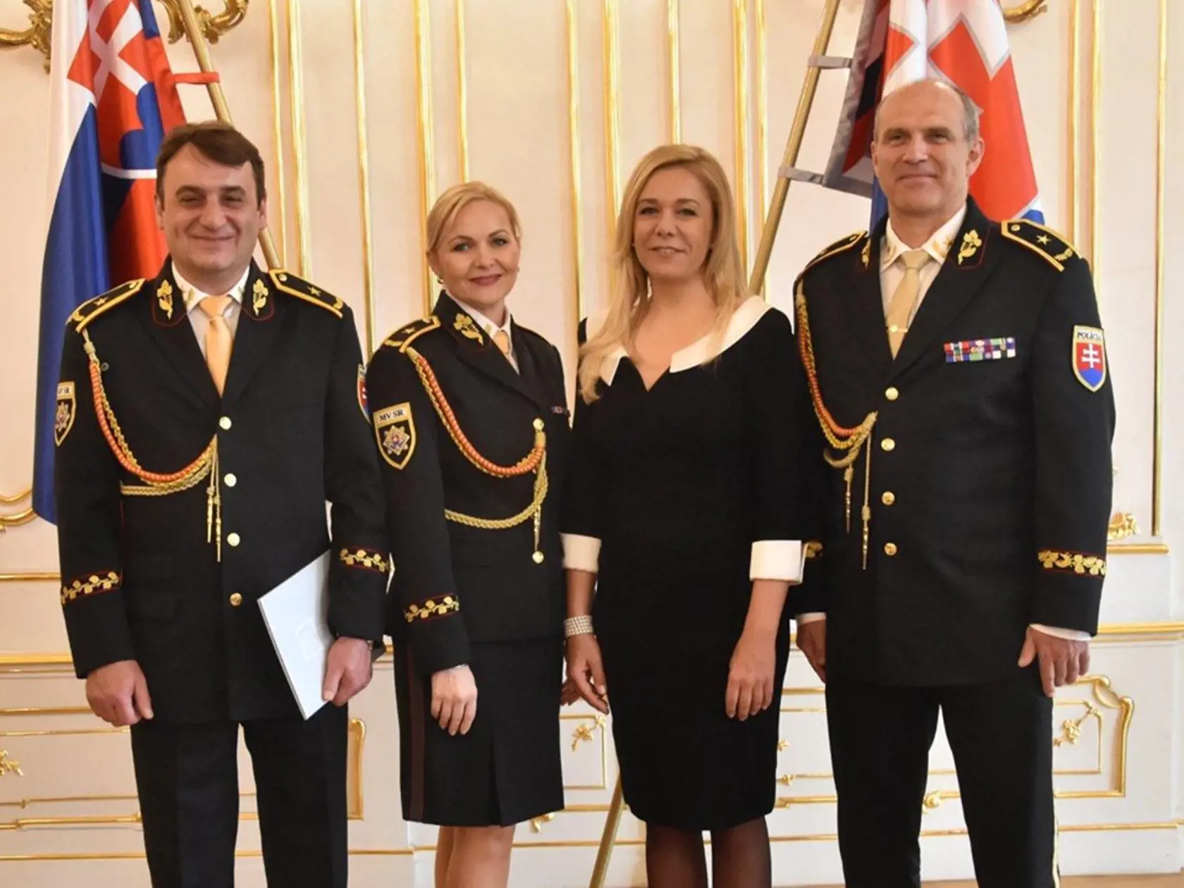 Generáli Jana Maškarová, Robert Bozalka a Milan Lučanský s exministerkou Sakovou.