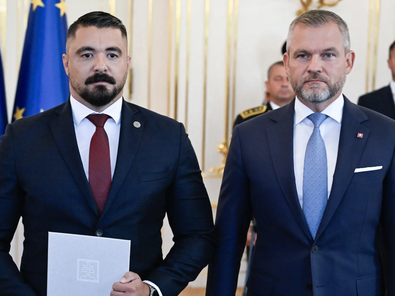 Na snímke prezident SR Peter Pellegrini (vpravo), ktorý vymenoval Pavla Gašpara (vľavo) za riaditeľa Slovenskej informačnej služby (SIS) v Prezidentskom paláci v Bratislave v pondelok 26. augusta 2024. Riaditeľa SIS vymenúva prezident na základe návrhu vlády. Gašparovu nomináciu na tento post odsúhlasila vláda vo februári. Bývalá hlava štátu Zuzana Čaputová prenechala menovanie nového riaditeľa tajnej služby na svojho nástupcu. Pavol Gašpar bol doteraz námestníkom riaditeľa spravodajskej služby.