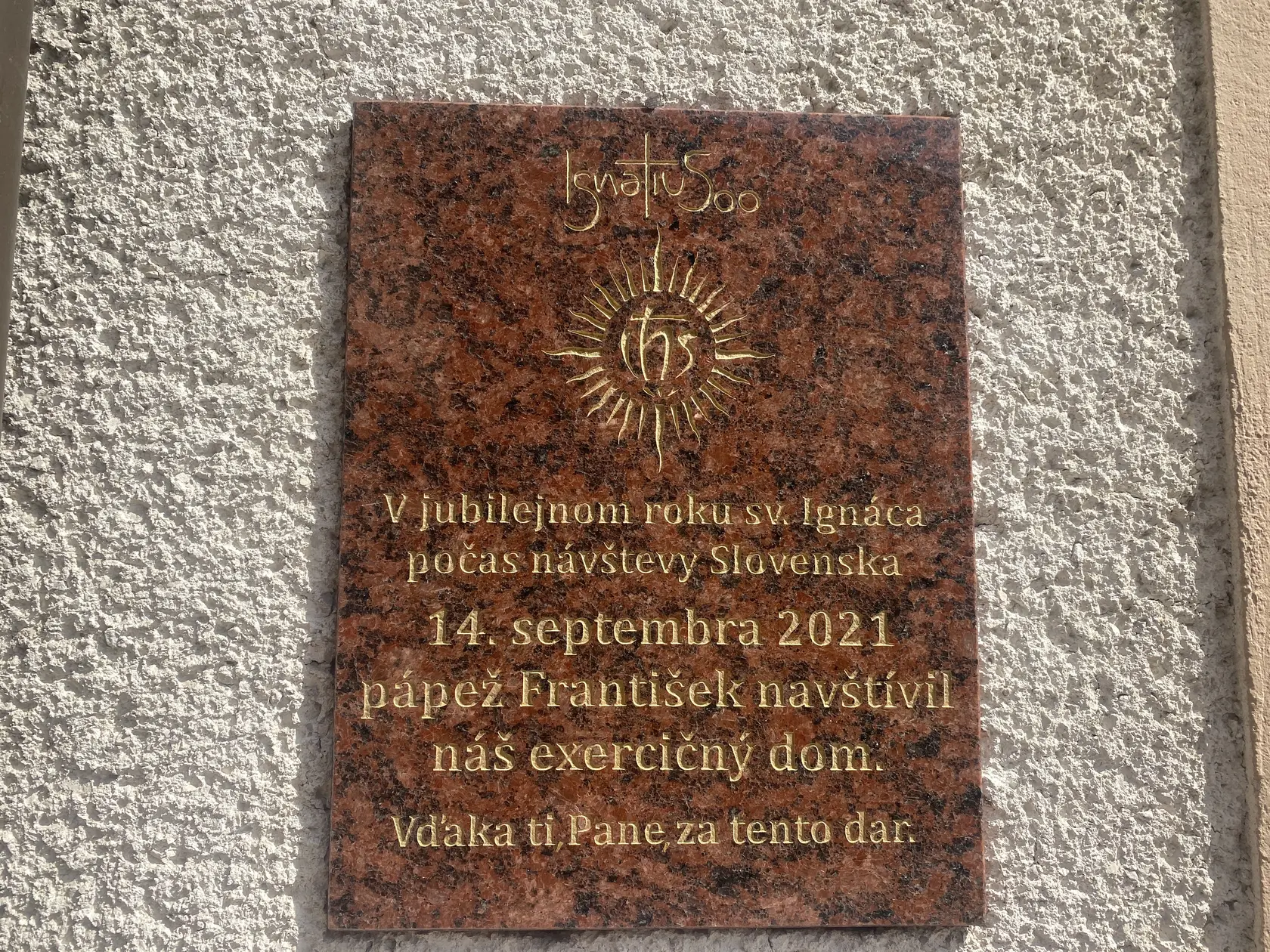 Tabuľa na prešovskom exercičnom dome pripomína návštevu pápeža Františka, posvätil ju arcibiskup Ján Babjak. 