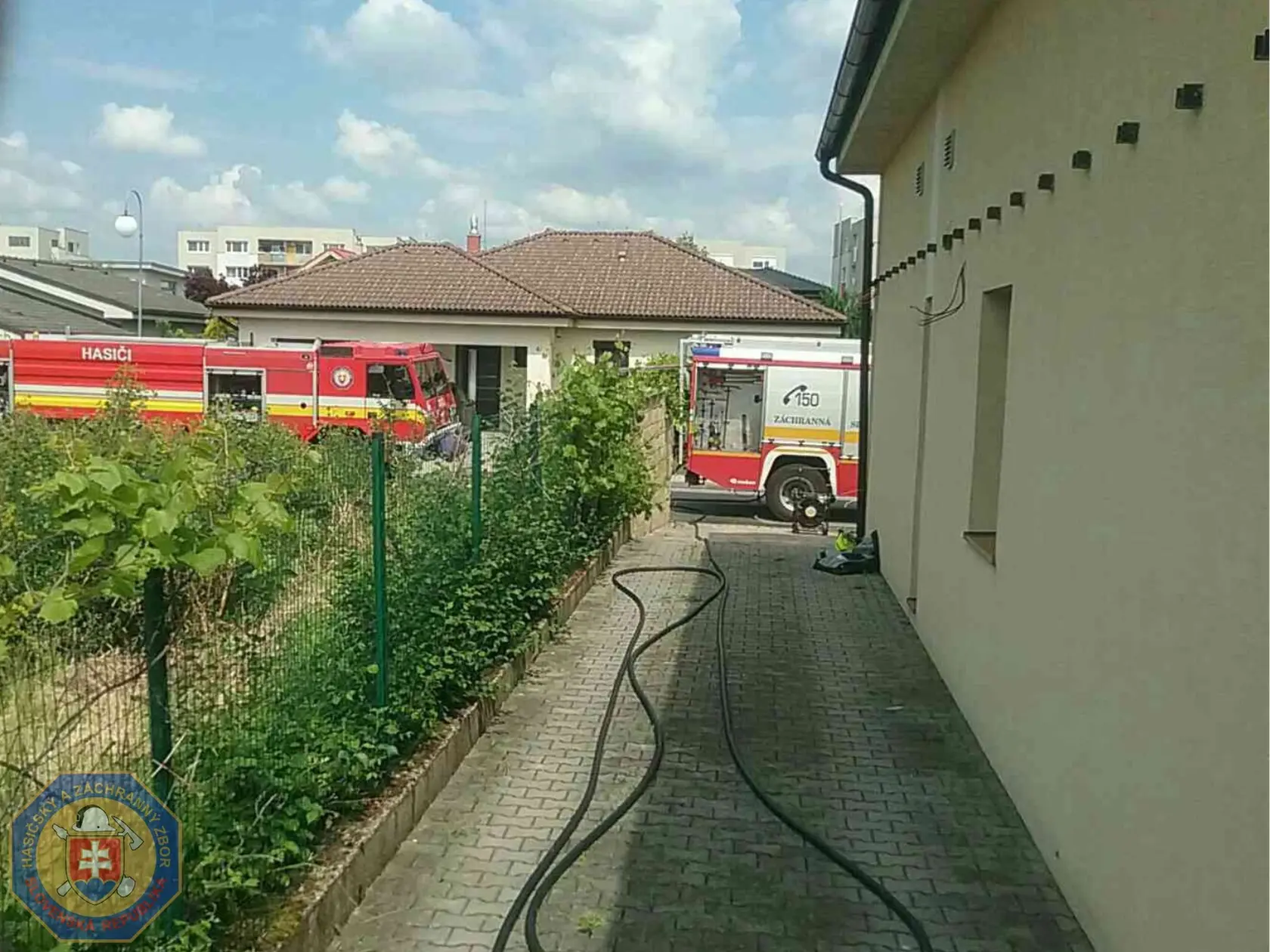 Bratislavskí hasiči v stredu (21. 5.) poobede zasahovali pri požiari v rodinnom dome na Ulici Eugena Suchoňa v Pezinku.