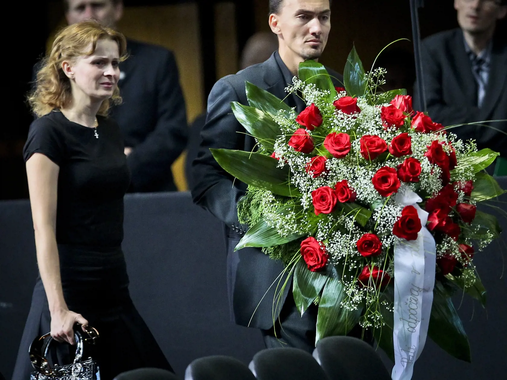 Na snímke zľava Ingrid Šatanová a hokejista Miroslav Šatan počas poslednej rozlúčky so zosnulým hokejistom Pavlom Demitrom v roku 2011.